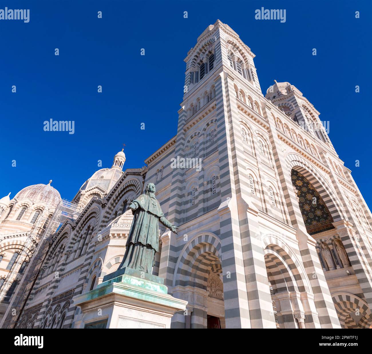 Die Kathedrale von Marseille (Kathedrale Sainte-Marie-Majeure de Marseille) ist eine römisch-katholische Kathedrale und ein nationales Denkmal Frankreichs, die sich in Marseille befindet Stockfoto