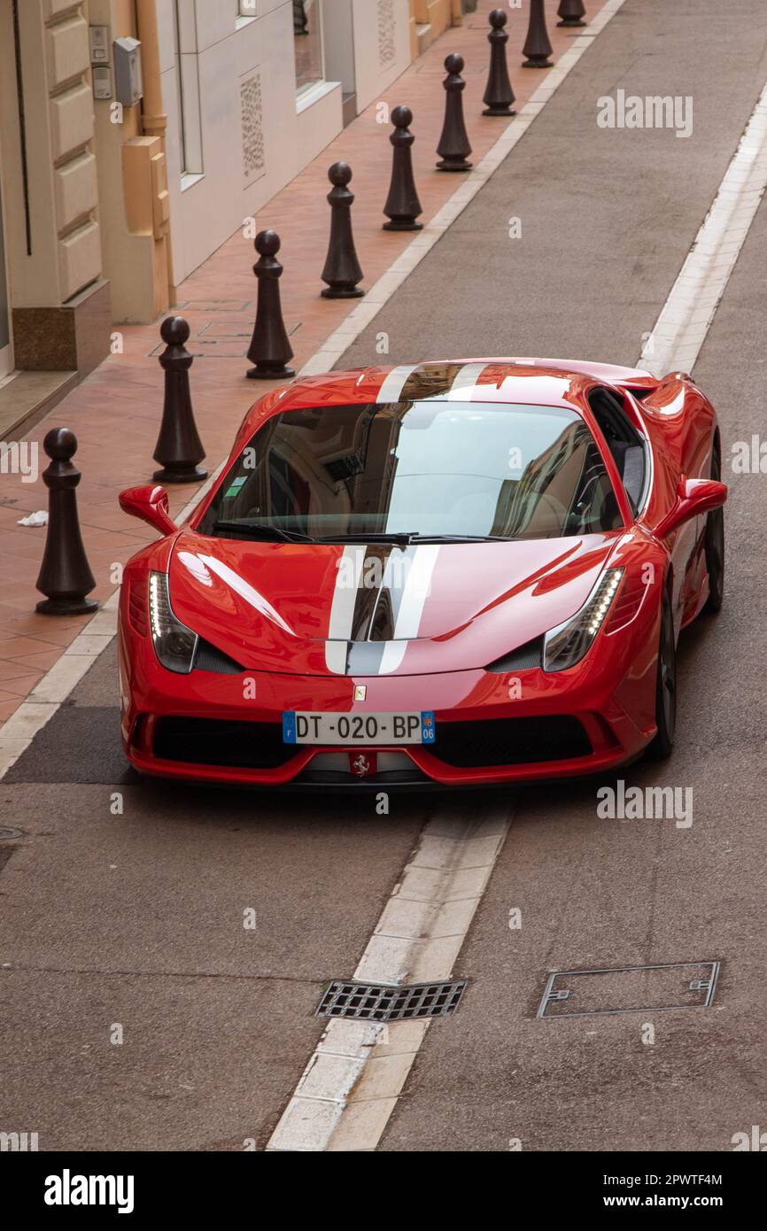 Monte-Carlo, Monaco, 20. 2023. April: Ein Ferrari, der durch die Straßen von Monaco fährt Stockfoto