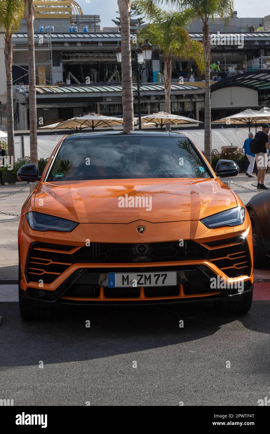 Monte-Carlo, Monaco, 20. 2023. April:- Ein Lamborghini parkt in der Nähe des Monte Carlo Casino Stockfoto