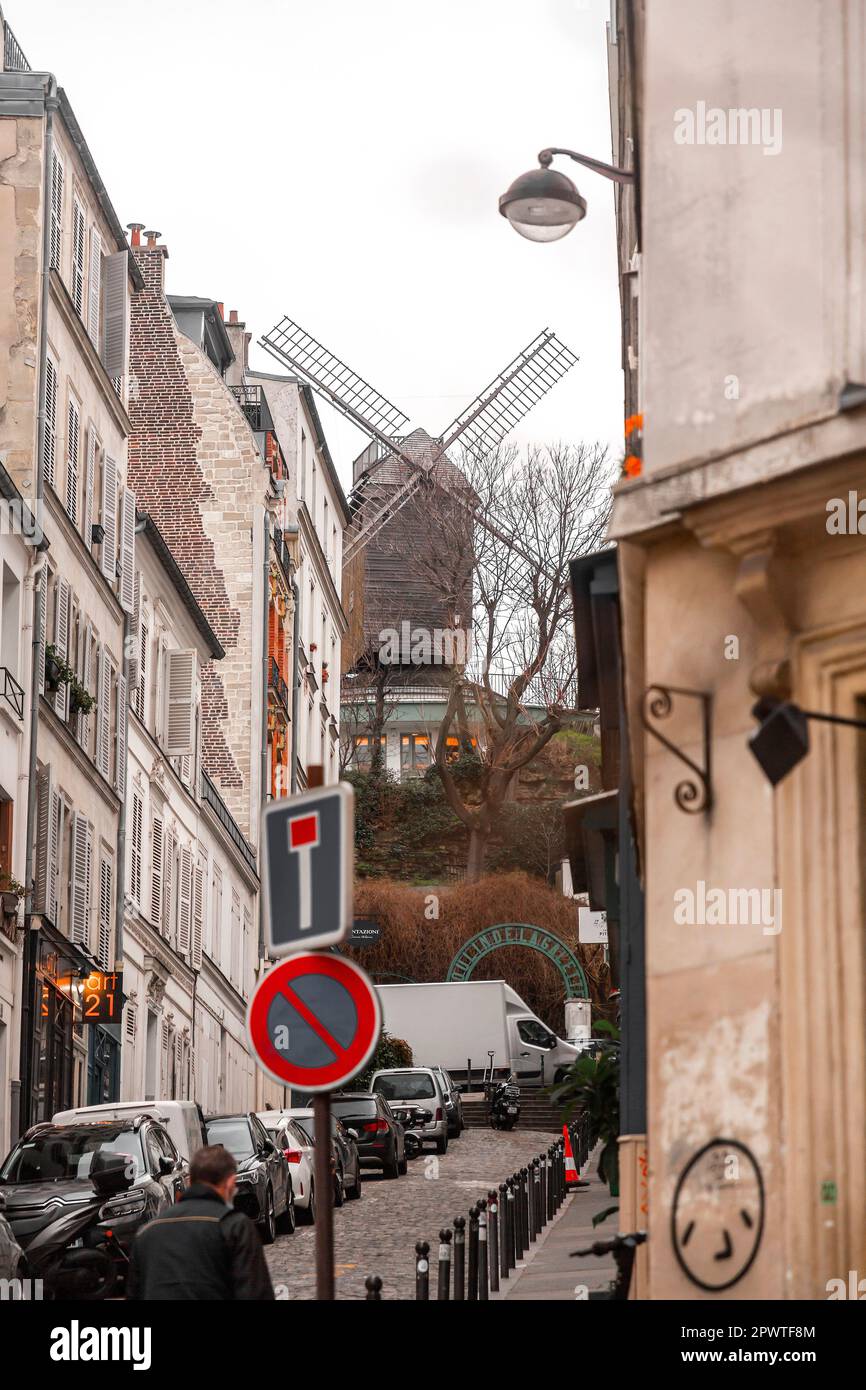 Paris, Frankreich - 19. Januar 2022: Blick auf die Straße von Montmartre, einem der lebhaftesten und beliebtesten Viertel von Paris, der französischen Hauptstadt. Stockfoto