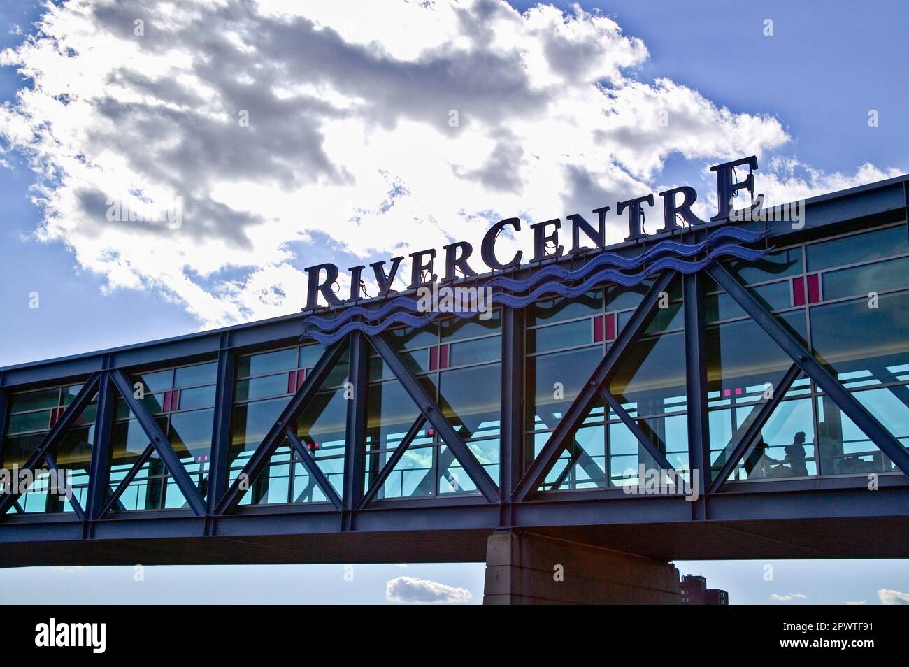 Das River Center dient als Veranstaltungsort für Konzerte und Tagungen. Ein Skyway bringt Fußgänger über eine Straße in St. Paul, Minnesota Stockfoto