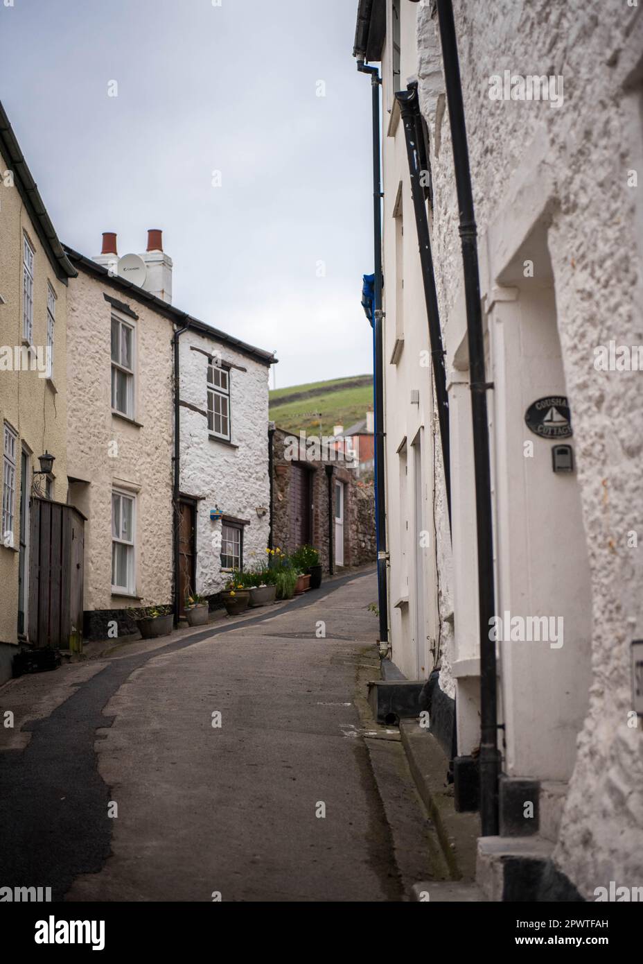 Blick auf die Straße in den Dörfern Kingsand und Cawsand im Südosten von Cornwall, England, Großbritannien Stockfoto