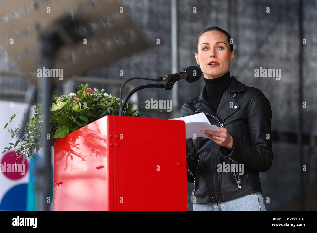 Helsinki, Uusimaa, Finnland. 1. Mai 2023. Vappu ist ein einzigartiger Feiertag, der jedes Jahr am 1. Mai gefeiert wird und das Ende des Winters in Finnland markiert. Der Tag der Arbeit wird auch als Internationaler Tag der Arbeit gefeiert. Die finnische Premierministerin Sanna Marin kam auf den Platz von Kansalaistori, um eine Rede vor den Bewohnern und Gästen von Helsinki zu halten. Sanna Marin hält eine Rede auf der Bühne. (Kreditbild: © Marina Takimoto/ZUMA Press Wire) NUR REDAKTIONELLE VERWENDUNG! Nicht für den kommerziellen GEBRAUCH! Stockfoto