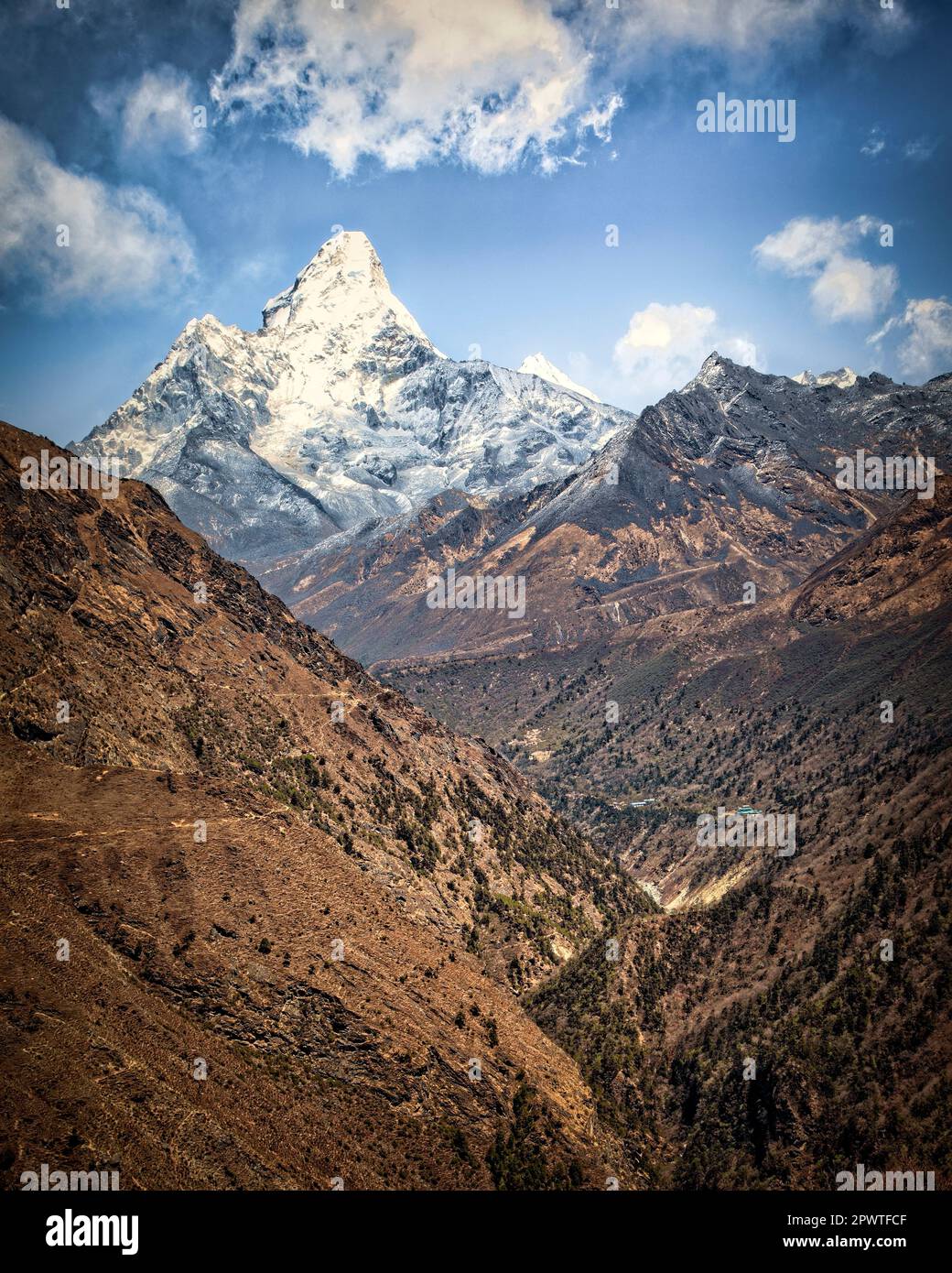 AMA Dablam kommt auf dem Weg zum Mt. Everest Bas Camp im Himalaya von Nepal. Stockfoto