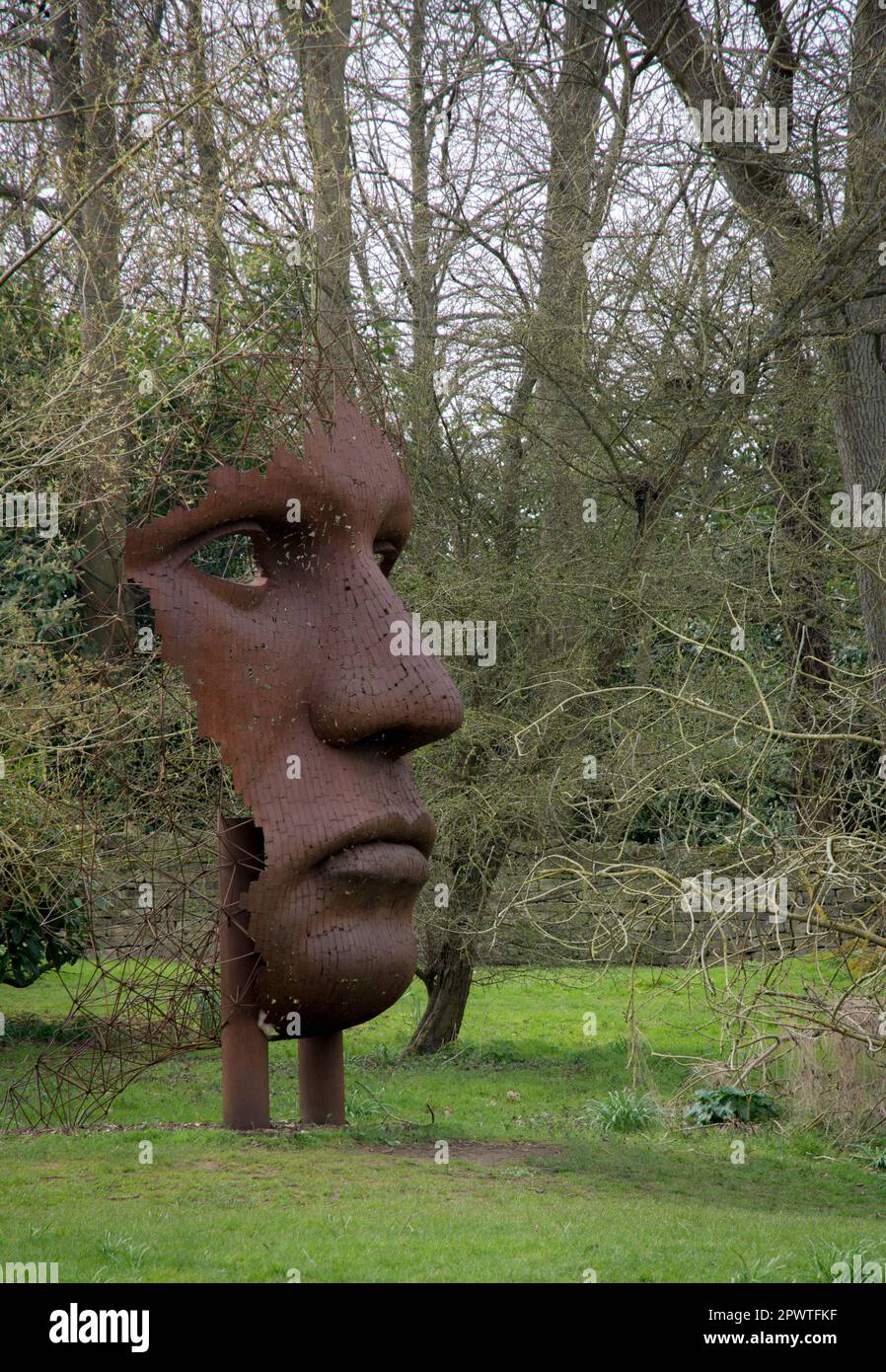 Vertikal Face II von Rick Kirby im Burghley House Estate Contemporary Sculture Garden im Frühling Stockfoto