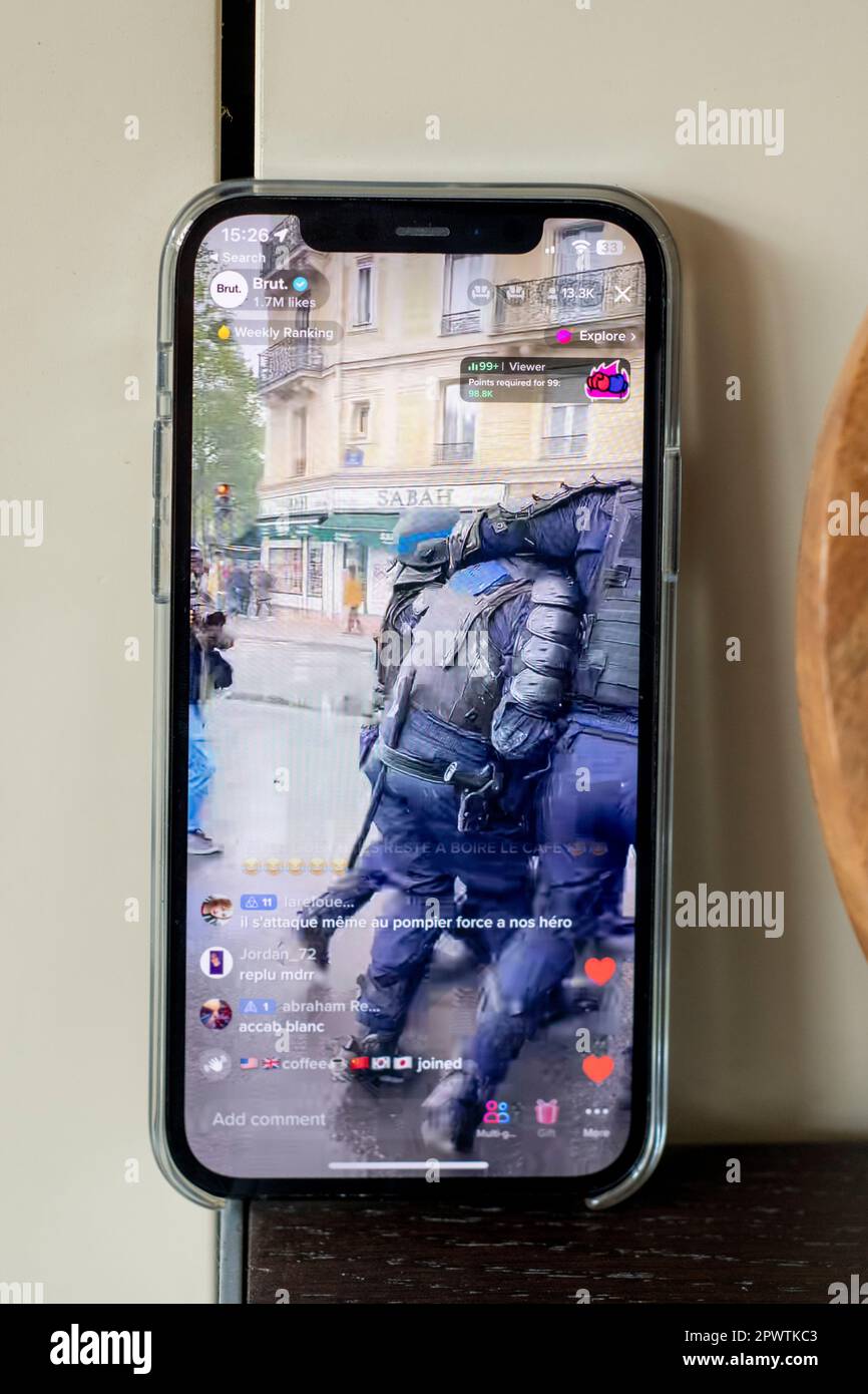 Bilder einer iphone12, die die Aufstände in Paris am 1. Mai 2023 live übertrug. Hier wird ein verletzter Polizist von seinen Kollegen weggebracht. Stockfoto
