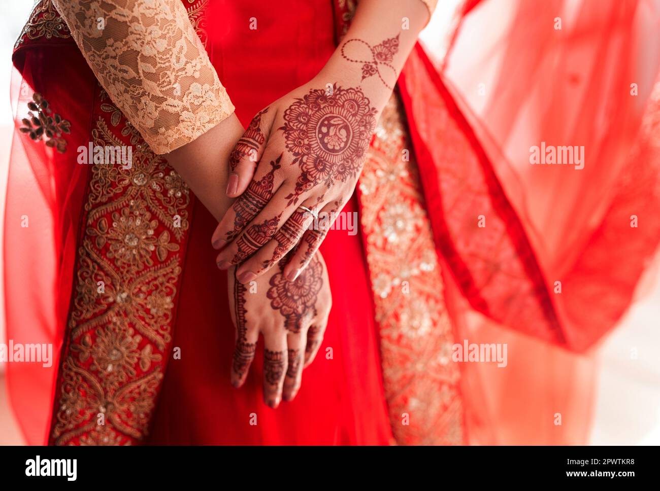 Mehndi-Design, das die Köpfe zum Drehen bringt. Eine unbekannte Frau mit Mehendi an ihren Händen an ihrem Hochzeitstag Stockfoto