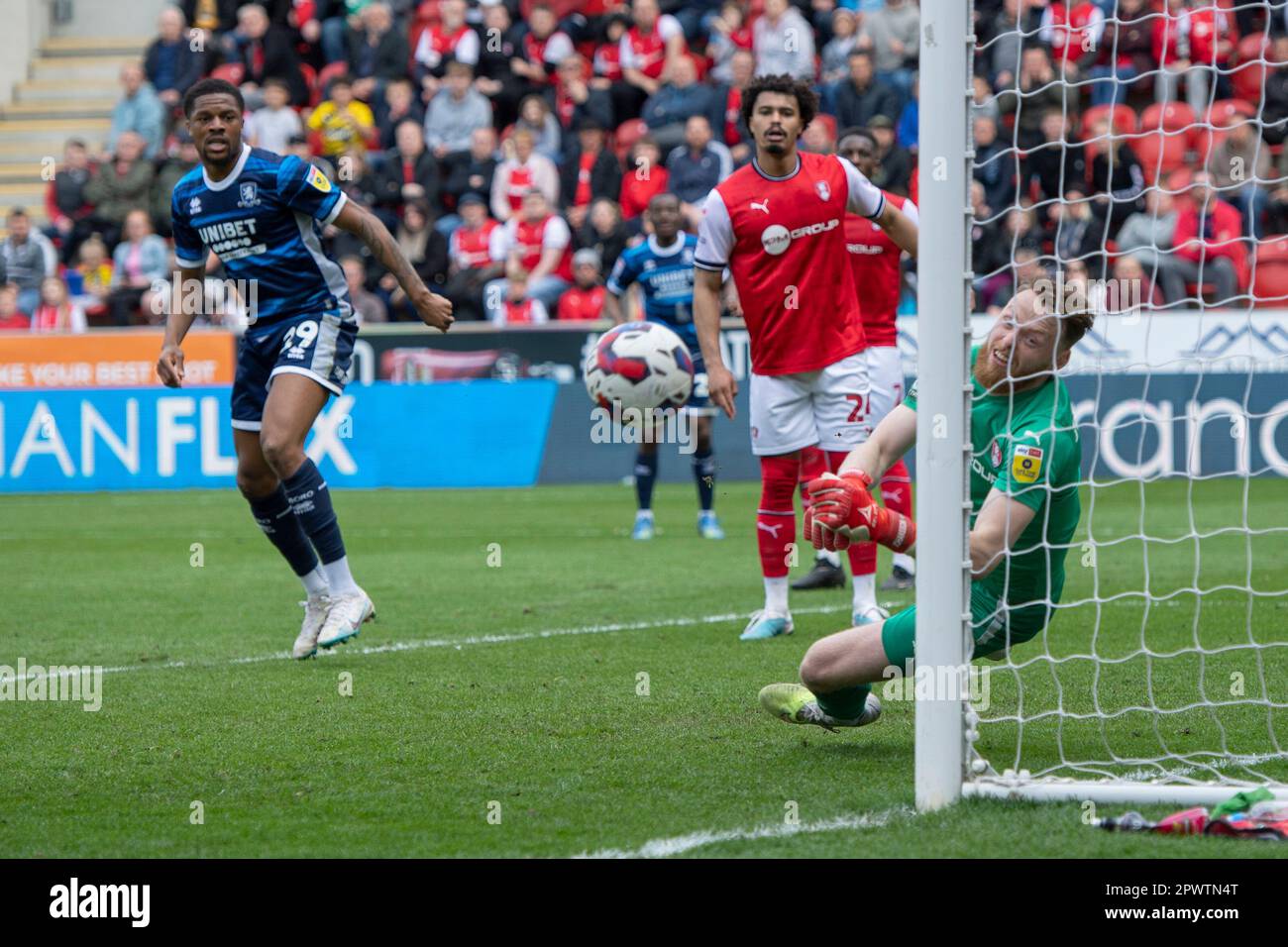 Rotherham, Großbritannien. 1. Mai 2023 Der Torwart von Rotherham United, Viktor Johansson, ist am Montag, den 1. Mai 2023, beim Sky Bet Championship-Spiel zwischen Rotherham United und Middlesbrough im New York Stadium in Rotherham in seiner Nähe. (Foto: Trevor Wilkinson | MI News) Kredit: MI News & Sport /Alamy Live News Stockfoto