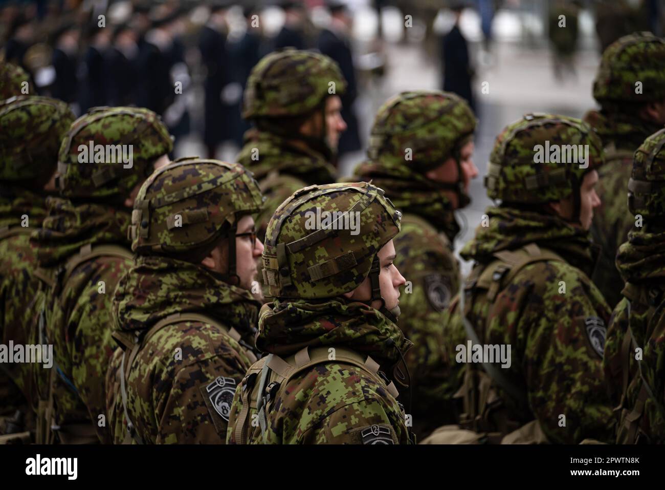 Nahaufnahme eines Soldaten in hellbrauner Khaki-Felduniform, der während der Nationalfeiertage in einer Gruppe stand, mit anderen Soldaten. Stockfoto