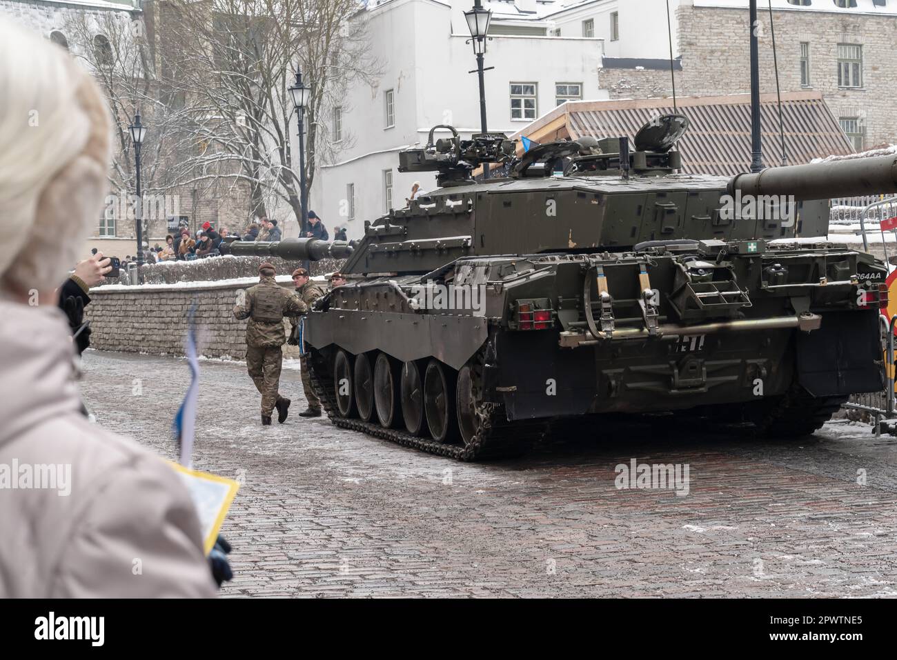 Streitkräfte, Parade am Unabhängigkeitstag Estlands, englischer Panzer Challenger auf der Straße von Tallinn. Stockfoto