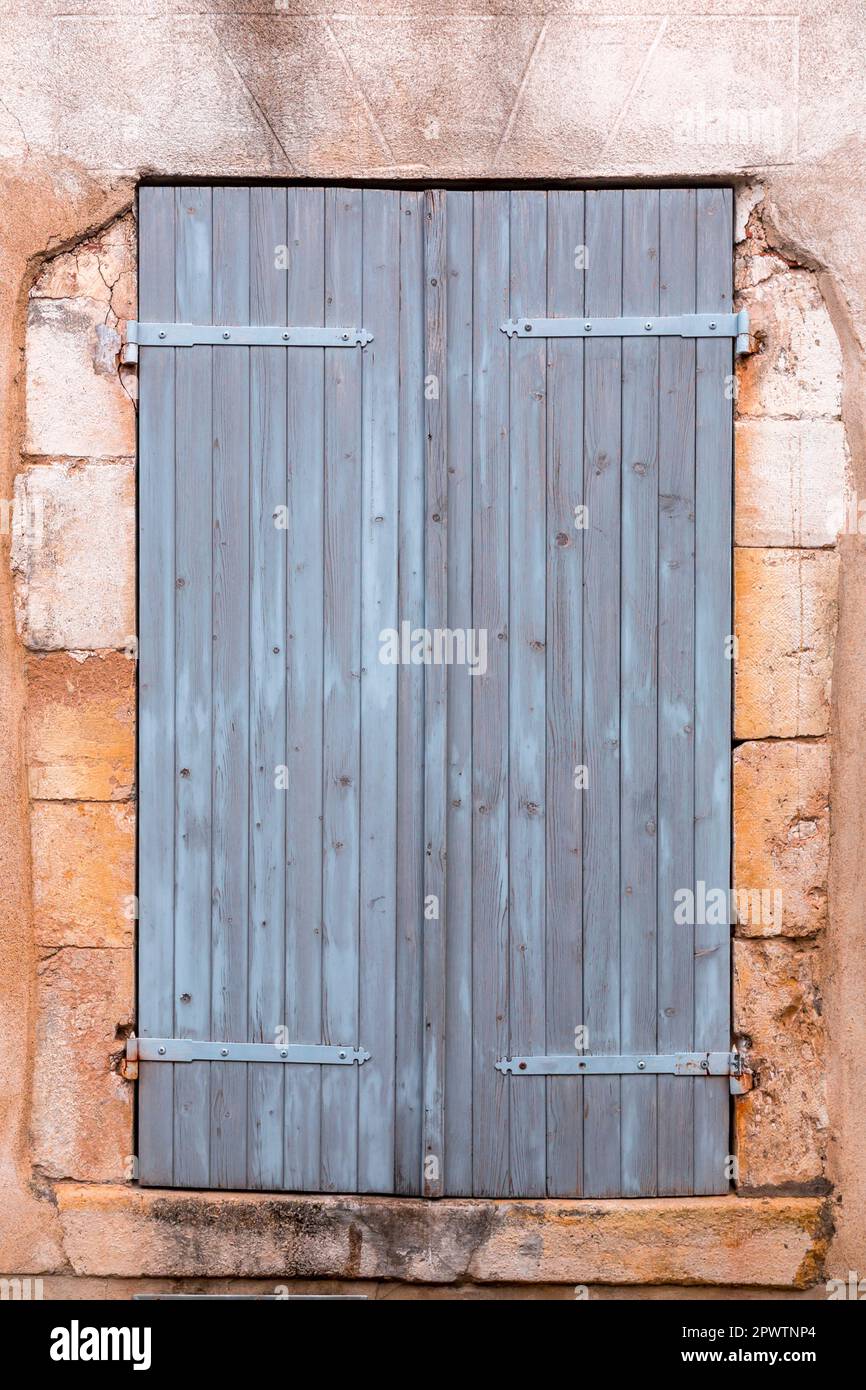 Fenster mit blauen Holzläden, architektonische Details Stockfoto