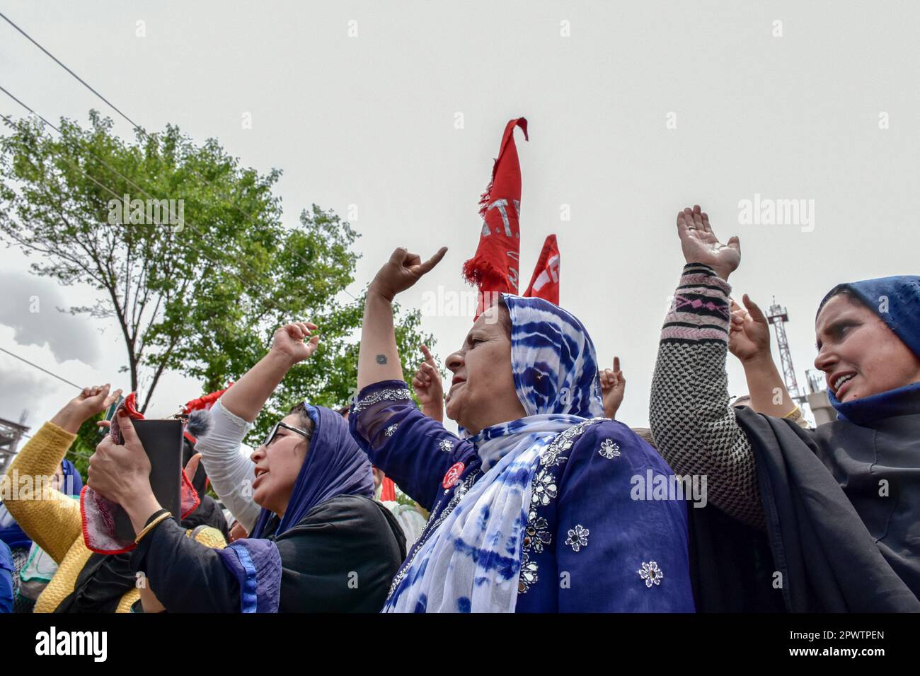 Srinagar, Indien. 01. Mai 2023. Vertragsarbeiter rufen während des Protests, der eine Gehaltserhöhung und eine Ausweitung der arbeitnehmerrechte am Maitag in Srinagar fordert, Slogans auf. (Foto: Saqib Majeed/SOPA Images/Sipa USA) Guthaben: SIPA USA/Alamy Live News Stockfoto
