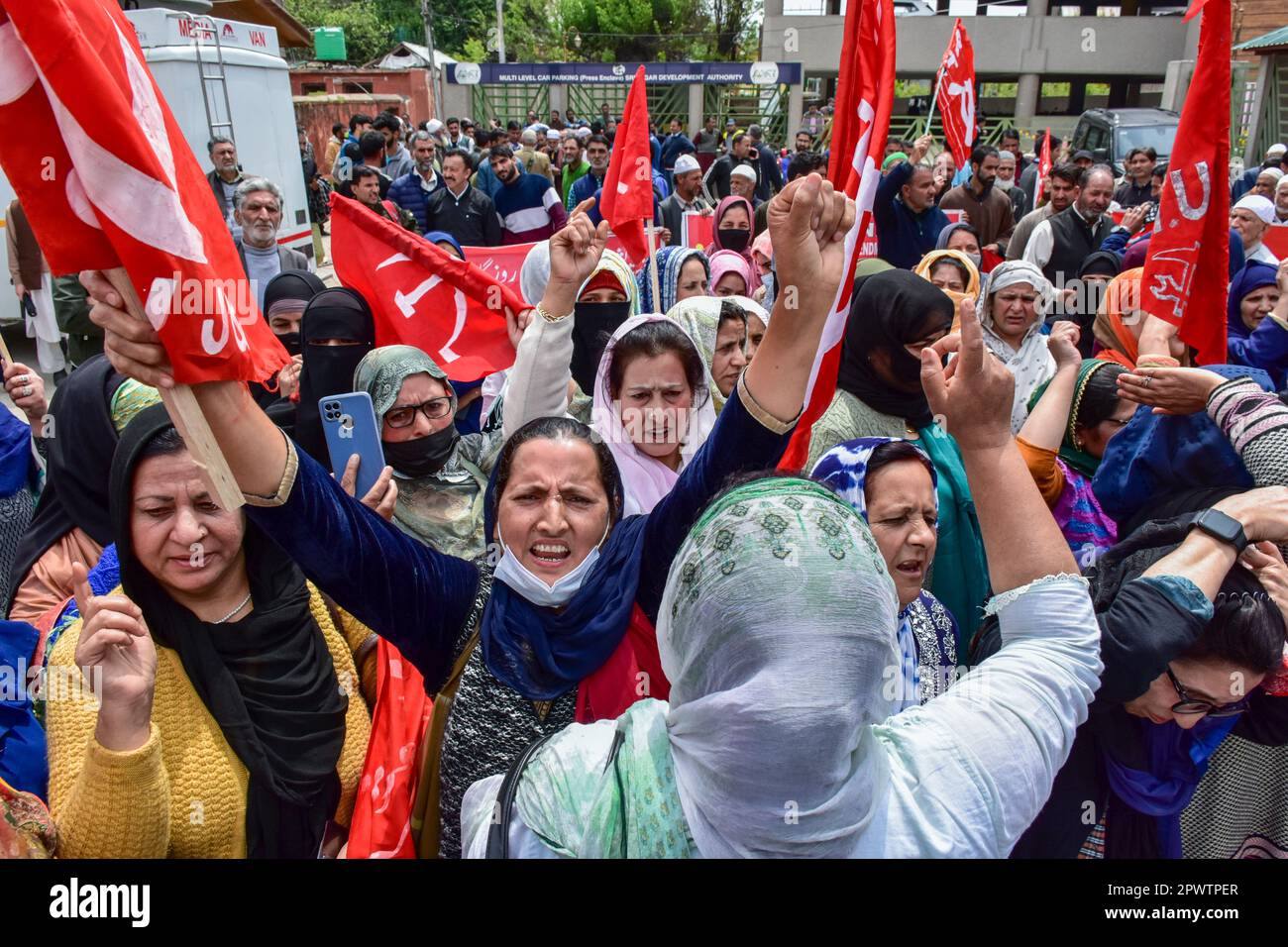 Srinagar, Indien. 01. Mai 2023. Vertragsarbeiter rufen während des Protests, der eine Gehaltserhöhung und eine Ausweitung der arbeitnehmerrechte am Maitag in Srinagar fordert, Slogans auf. (Foto: Saqib Majeed/SOPA Images/Sipa USA) Guthaben: SIPA USA/Alamy Live News Stockfoto