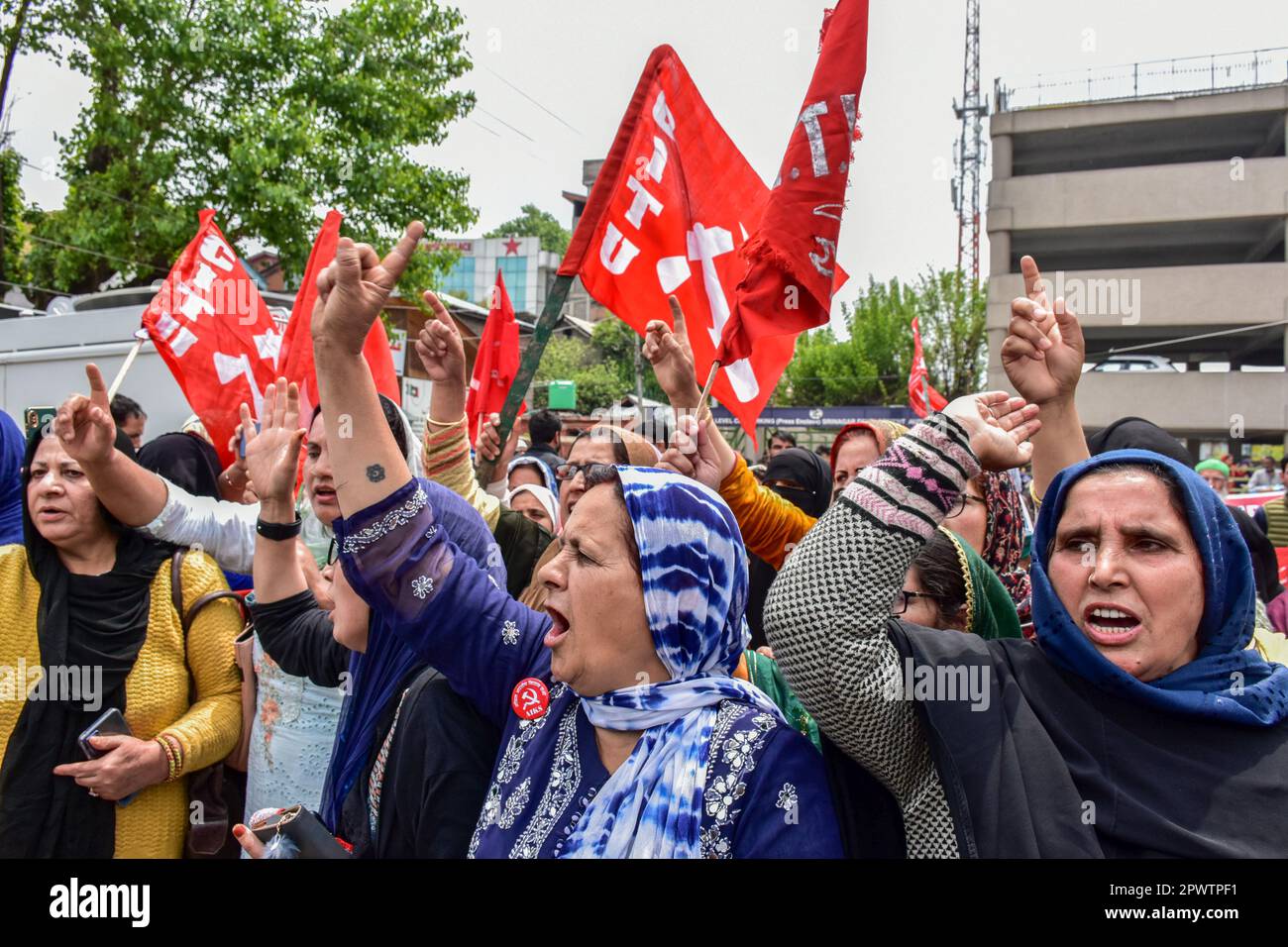 Srinagar, Indien. 01. Mai 2023. Vertragsarbeiter rufen während des Protests, der eine Gehaltserhöhung und eine Ausweitung der arbeitnehmerrechte am Maitag in Srinagar fordert, Slogans auf. (Foto: Saqib Majeed/SOPA Images/Sipa USA) Guthaben: SIPA USA/Alamy Live News Stockfoto