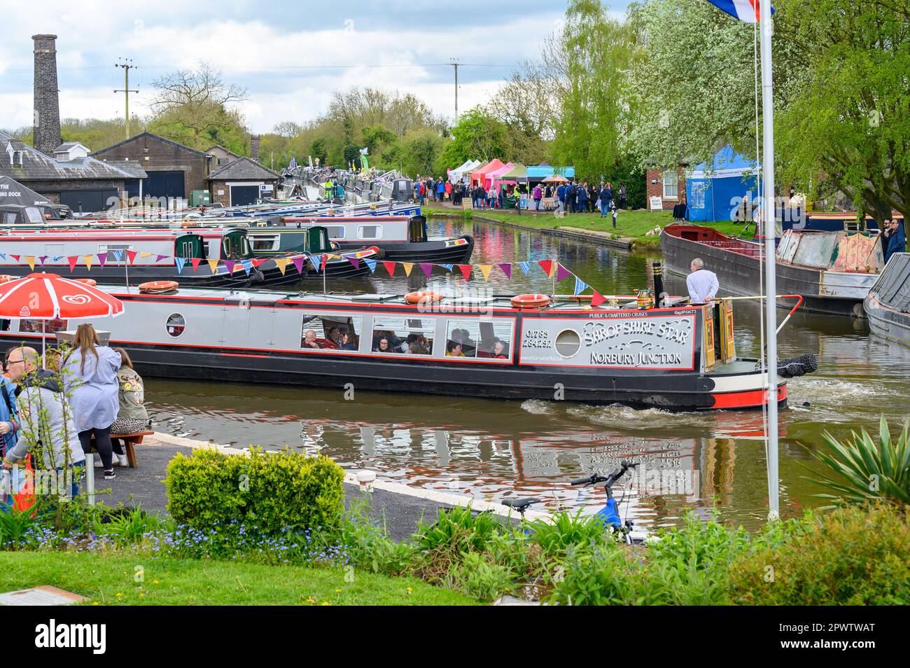 Das Shropshire Star Passagier-Schmalboot manövriert während des Norbury Canal Festivals auf seine Anlegestelle. Stockfoto