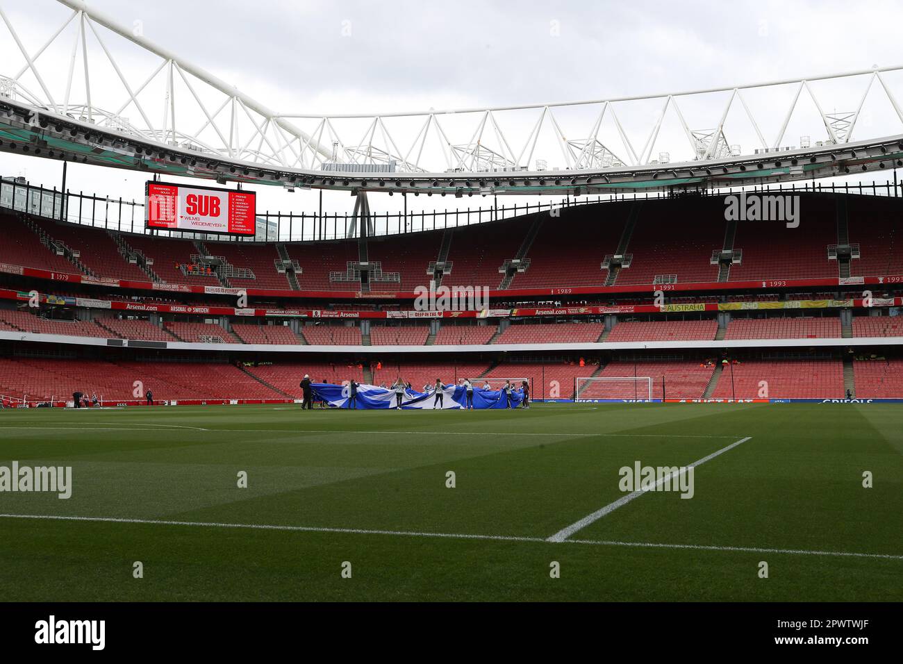 Emirates Stadium, London, Großbritannien. 1. Mai 2023. Frauen Champions League Halbfinale, Second Leg Football, Arsenal gegen Wolfsburg; Blick auf das Spielfeld gegen das Ende der North Bank Man kann sehen, wie das Personal die Zeremonie vor dem Spiel praktiziert, und die große Leinwand wird getestet. Kredit: Action Plus Sports/Alamy Live News Stockfoto