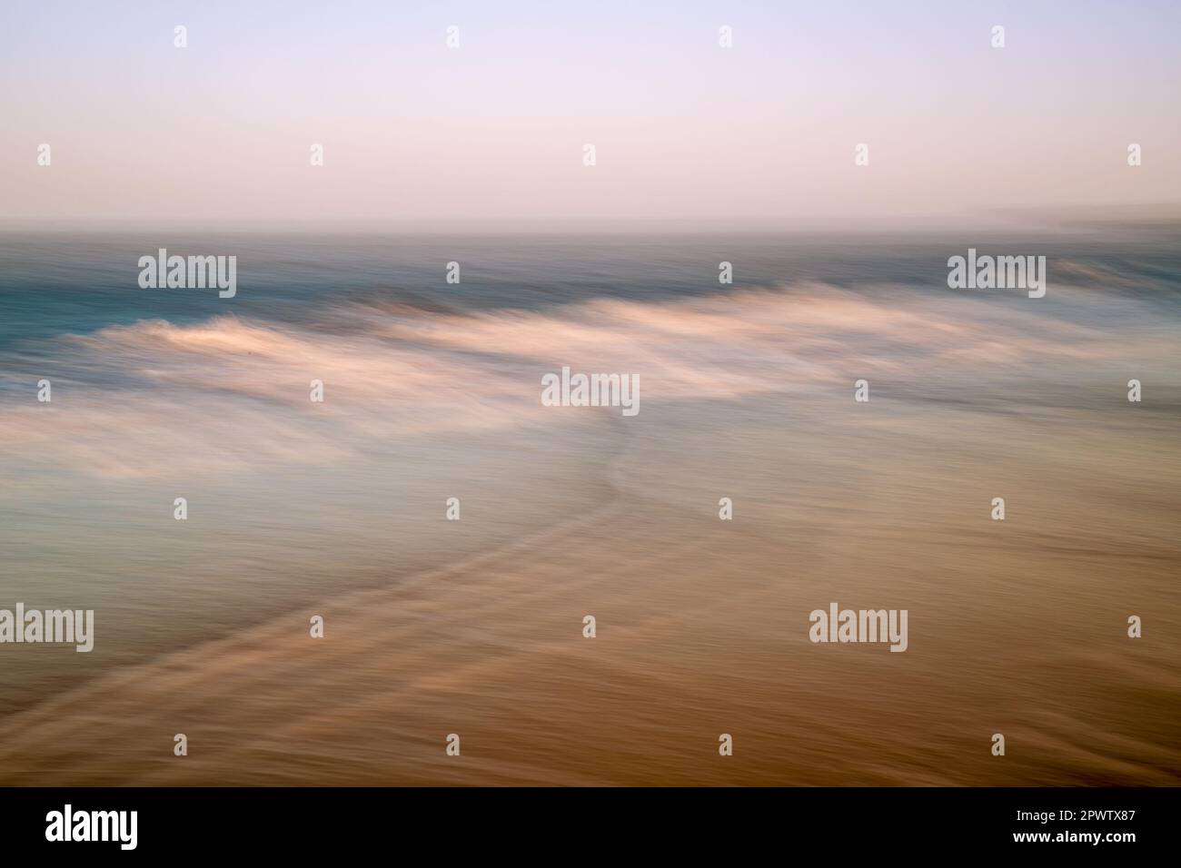 Abstraktes künstlerisches Bild der Strandszene mit intentional Camera Movement (ICM). Bewegungsunschärfe erzeugt traumhafte Kunst Stockfoto