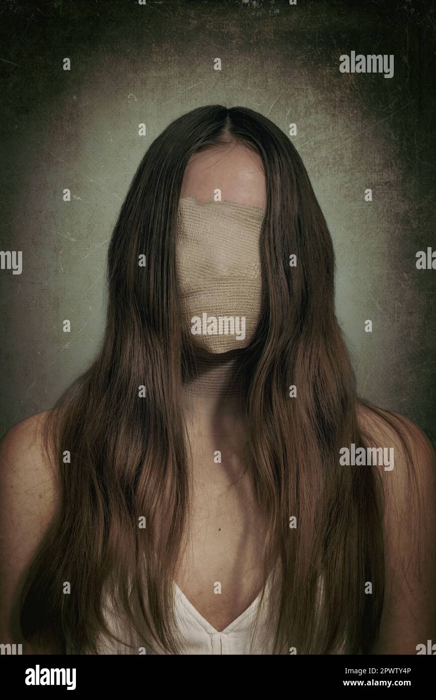 Frau mit psychischen Störungen, begriffliches Bild eines Mädchens, das sein Gesicht verdeckt, Depressionen oder geringes Selbstwertgefühl. Stockfoto