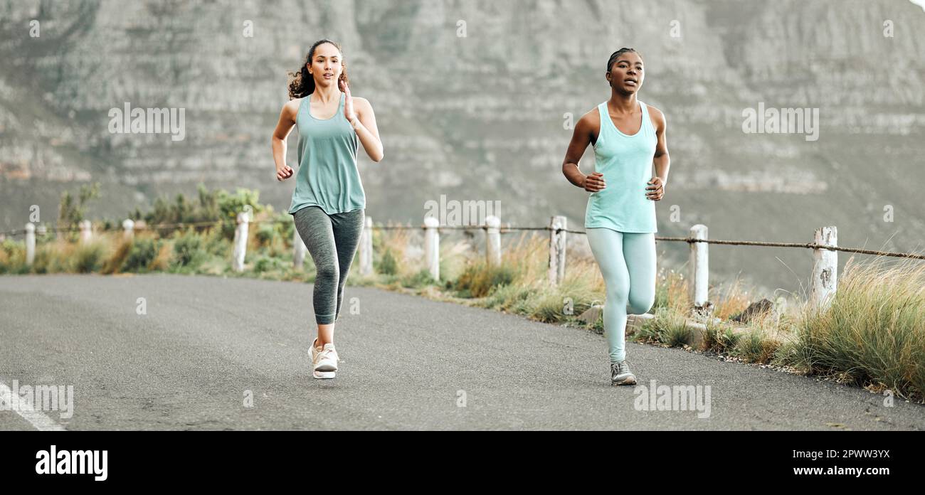 Lass uns laufen gehen. Zwei junge Frauen auf einem Lauf am Morgen Stockfoto