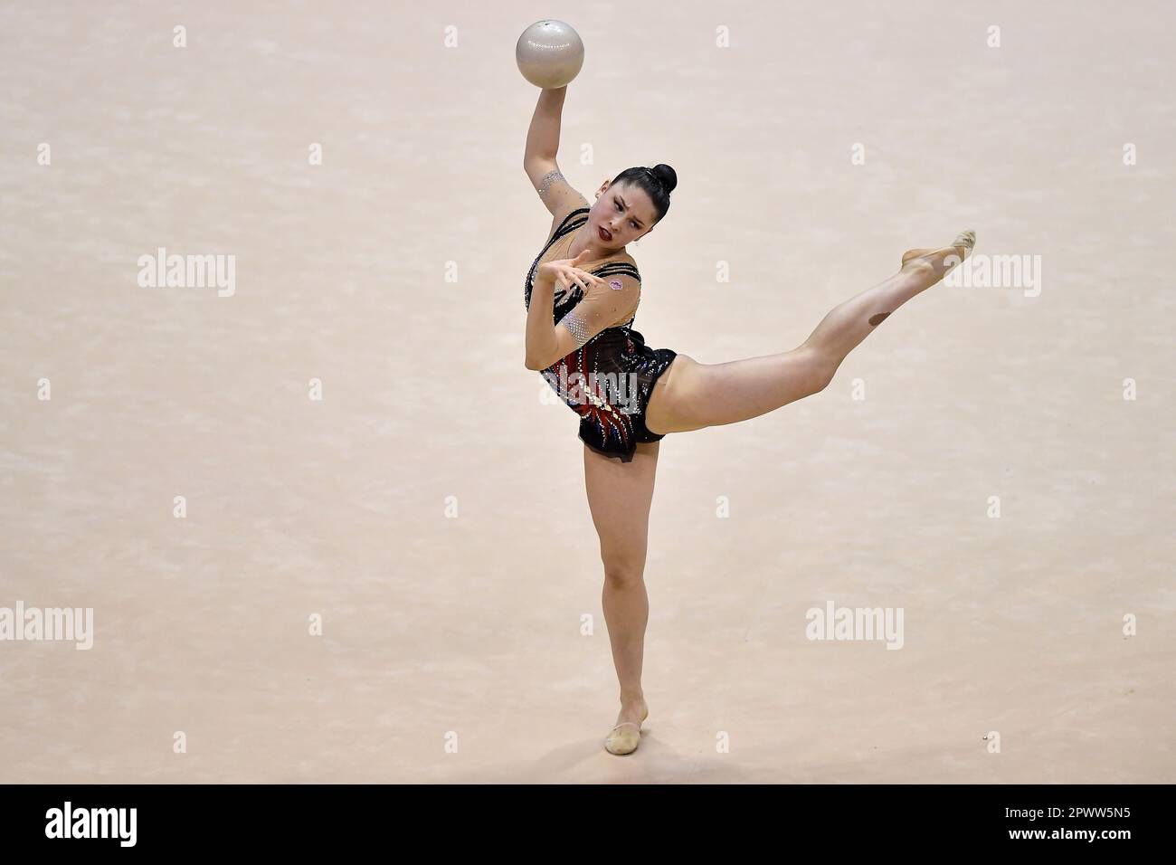 Turin, Italien. 30. April 2023. Italien, Turin 30/04/23 Pala Gianni Asti von Turin Finale sechs der Nationalen Rhythmic Gymnastics Championship Series A 2023 Milena Baldassarri Ginnastica Fabbriano Ball (Foto: Tonello Abozzi/Pacific Press) Kredit: Pacific Press Production Corp./Alamy Live News Stockfoto