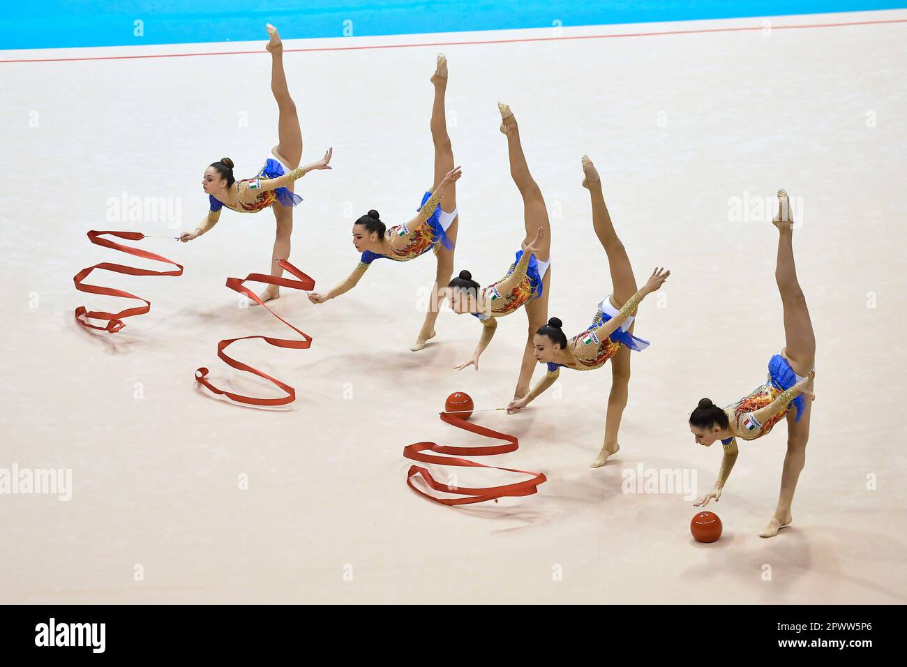 Turin, Italien. 30. April 2023. 1Italy, Turin 30/04/23 Pala Gianni Asti von Turin Finale sechs der National Rhythmic Gymnastics Championship Series Ein italienisches Team Farfalle 2023 (Foto: Tonello Abozzi/Pacific Press) Kredit: Pacific Press Media Production Corp./Alamy Live News Stockfoto