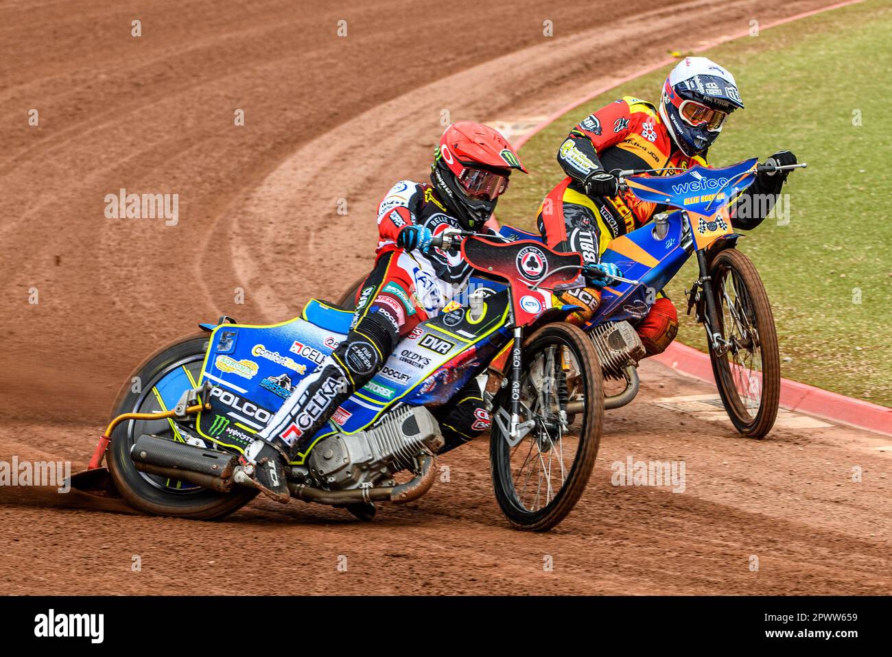 Jaimon Lidsey (Rot) vor Jake Allen (Weiß) während des SGB Premiership-Spiels zwischen Belle Vue Aces und Leicester Lions im National Speedway Stadium, Manchester, am Montag, den 1. Mai 2023. (Foto: Ian Charles | MI News) Guthaben: MI News & Sport /Alamy Live News Stockfoto
