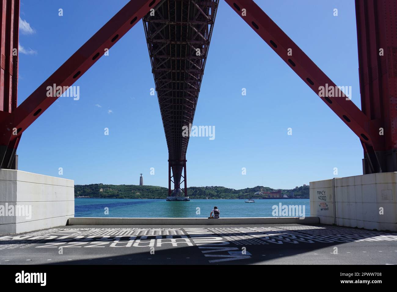 Blick auf die Hängebrücke vom 25. April über den Tagus von unten. Es verbindet den Lissabonner Stadtteil Alcantara mit der Stadt Almada, Lissabon, Portugal Stockfoto
