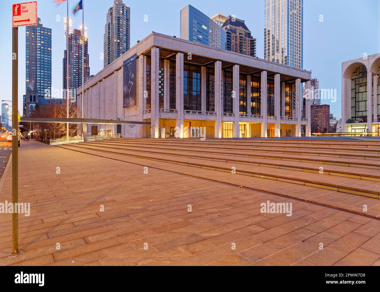 Lincoln Center bei Sonnenaufgang: David H. Kock Theater, auf Josie Robertson Plaza, mit Metropolitan Opera House auf der rechten Seite (2017). Stockfoto