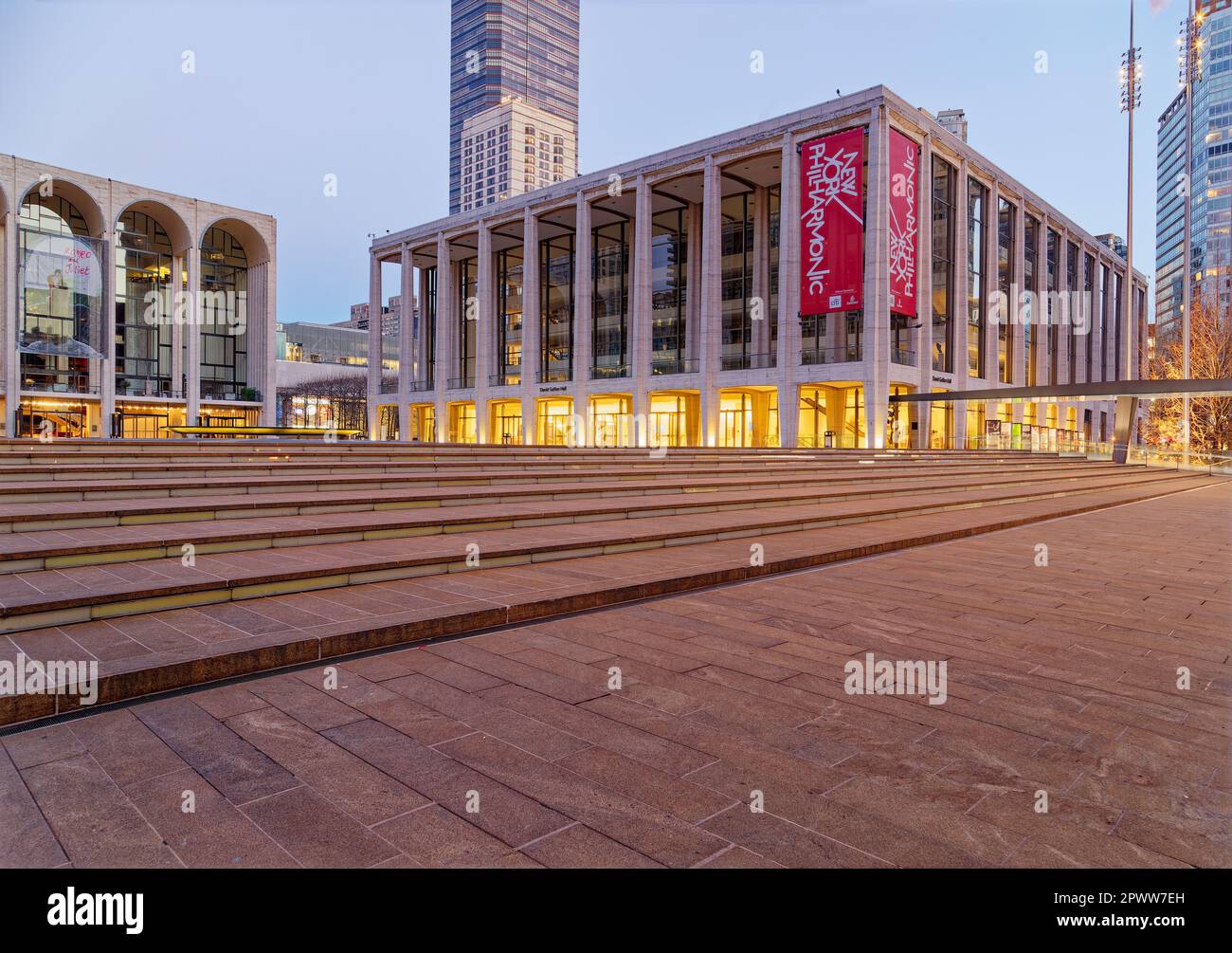 Lincoln Center bei Sonnenaufgang: David Geffen Hall, auf Josie Robertson Plaza, mit Metropolitan Opera House auf der linken Seite (2017). Stockfoto