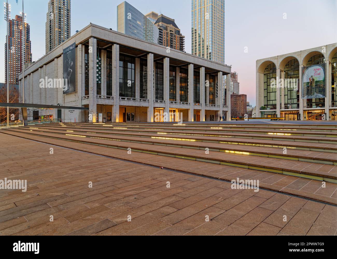 Lincoln Center bei Sonnenaufgang: David H. Kock Theater, auf Josie Robertson Plaza, mit Metropolitan Opera House auf der rechten Seite (2017). Stockfoto