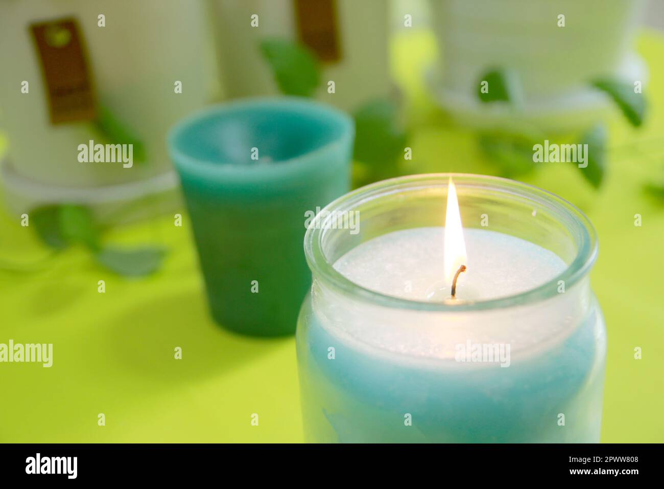 Kräutertee und Duftkerze Konzept auf gelbem Hintergrund für ein gesundes Leben und Entspannung Stockfoto