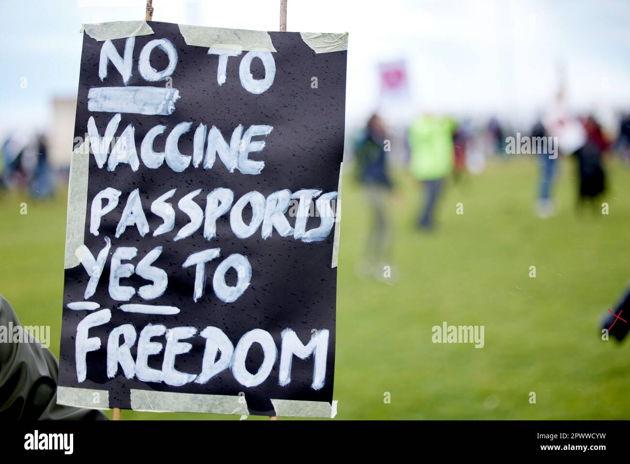 Wurden nicht geimpft. Nicht erkennbare Demonstranten, die Schilder hochhalten und gegen den Covid-19-Impfstoff protestieren Stockfoto