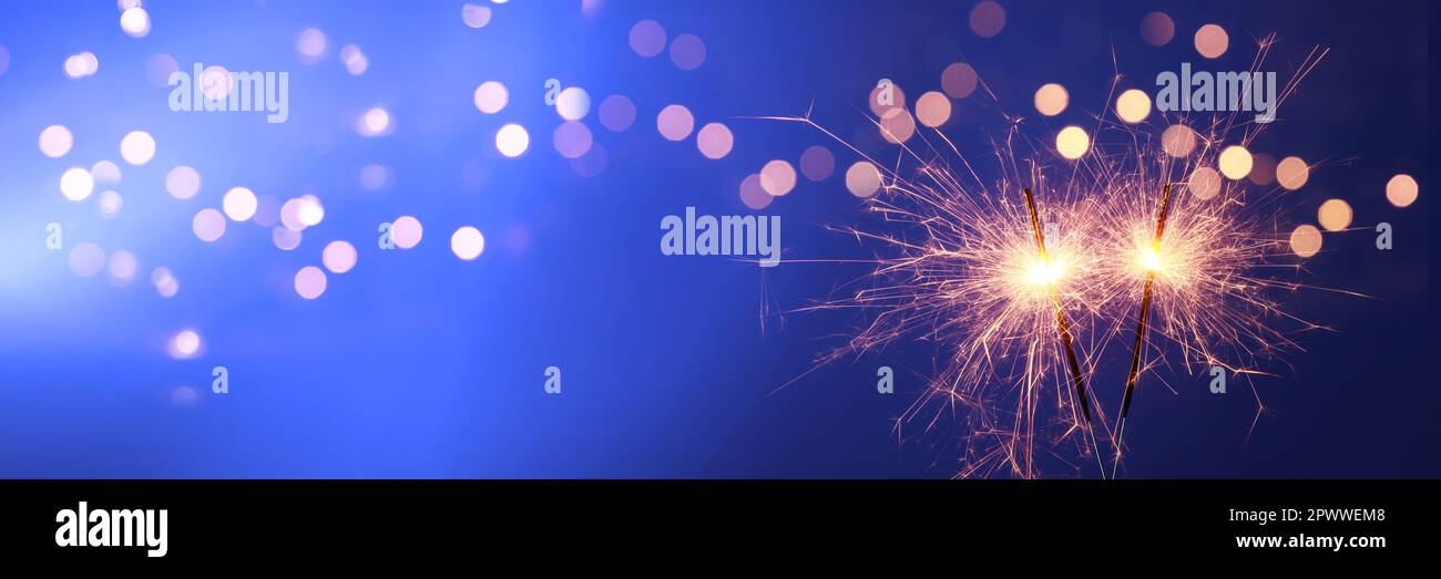 Brennende Wunderkerzen für das neue Jahr-Festival. Hintergrund für  weihnachten oder Silvester Stockfotografie - Alamy