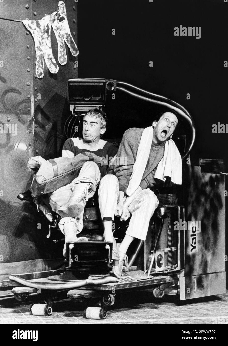 l-r: David Brett (Arthur Dent), Kim Durham (Ford Prefect) in HITCHHIKERS GUIDE TO THE GALAXY von Douglas Adams im Rainbow Theatre, Finsbury Park, London 15/07/1980 Set-Design: Richard Dunkley malerisches Design: Mitch Davies Kostüme: Barbara Tyrell Beleuchtung: Martin Richman Regisseur: Ken Campbell Stockfoto