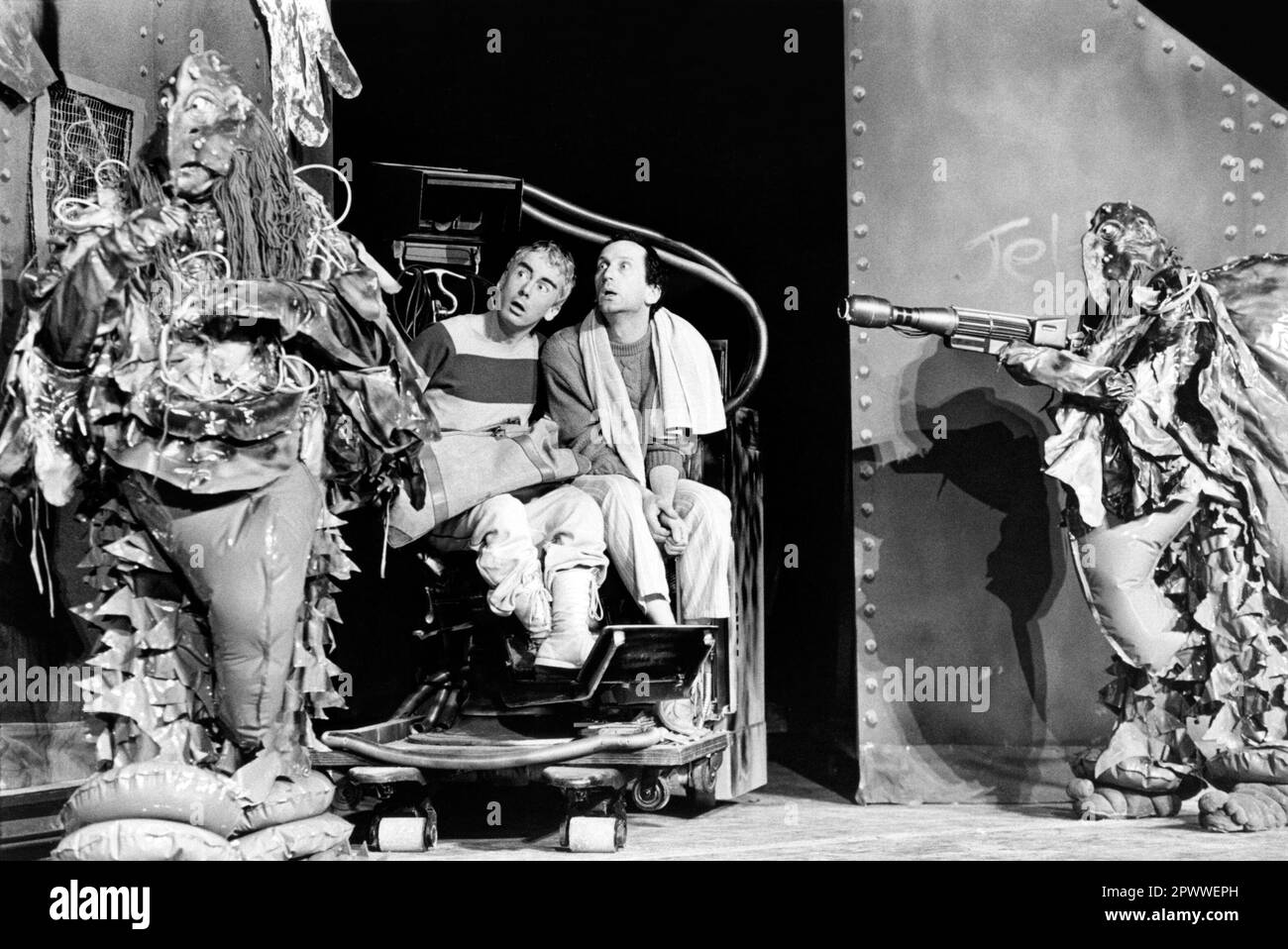 l-r: David Brett (Arthur Dent), Kim Durham (Ford Prefect) in HITCHHIKERS GUIDE TO THE GALAXY von Douglas Adams im Rainbow Theatre, Finsbury Park, London 15/07/1980 Set-Design: Richard Dunkley malerisches Design: Mitch Davies Kostüme: Barbara Tyrell Beleuchtung: Martin Richman Regisseur: Ken Campbell Stockfoto