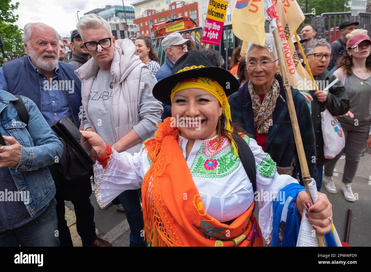 London, Großbritannien. 1. Mai 2023 Indigene ecuadorianische Tanzgruppe Warmis UK marschiert mit United Voices of the World geunion. Mehrere Tausend versammelten sich in Clerkenwell Green zum Internationalen Arbeitertag Marsch zum Trafalgar Square. Die Teilnehmer kamen aus einer Vielzahl von Gewerkschaften und politischen Organisationen und umfassten viele aus Londons zahlreichen ethnischen Gemeinschaften. Peter Marshall/Alamy Live News. Stockfoto