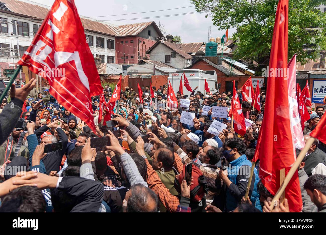 Arbeiter von Arbeitsverträgen und Tagesarbeitskräften singen während eines Protesttags im Mai, der als Internationaler Tag der Arbeit in Srinagar bekannt ist, Slogans und halten Flaggen und Plakate. Der Internationale Tag der Arbeit, auch bekannt als Mai oder Internationaler Arbeitstag, wird jedes Jahr am 01. Mai gefeiert, um den Beitrag der Arbeitnehmer in der Gesellschaft zu würdigen. Die Wurzeln dieses Tages sind auf den Haymarket-Aufstand von 1886 zurückzuführen, der Gewalt zwischen Polizei und Arbeitern beinhaltete. Viele Länder feiern ihn als Plattform für Arbeitnehmer, um für ihre Rechte zu kämpfen und ihre Arbeitsbedingungen zu verbessern. Die Feier ist auch eine Gelegenheit Stockfoto