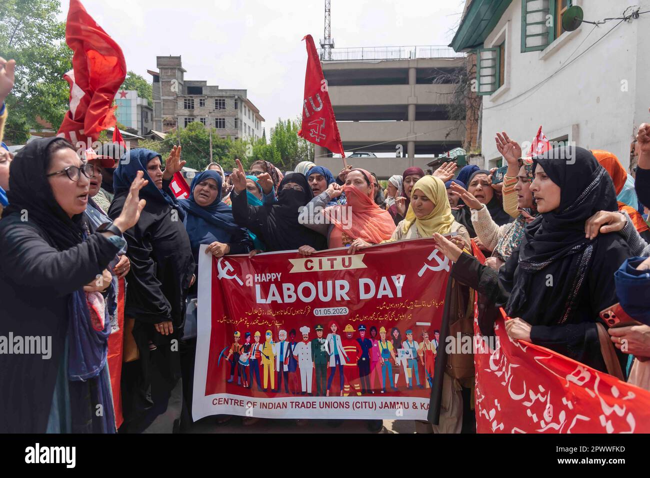Arbeiter von Arbeitsverträgen und Tagesarbeitskräften singen während eines Protesttags im Mai, der als Internationaler Tag der Arbeit in Srinagar bekannt ist, Slogans und halten Flaggen und Plakate. Der Internationale Tag der Arbeit, auch bekannt als Mai oder Internationaler Arbeitstag, wird jedes Jahr am 01. Mai gefeiert, um den Beitrag der Arbeitnehmer in der Gesellschaft zu würdigen. Die Wurzeln dieses Tages sind auf den Haymarket-Aufstand von 1886 zurückzuführen, der Gewalt zwischen Polizei und Arbeitern beinhaltete. Viele Länder feiern ihn als Plattform für Arbeitnehmer, um für ihre Rechte zu kämpfen und ihre Arbeitsbedingungen zu verbessern. Die Feier ist auch eine Gelegenheit Stockfoto