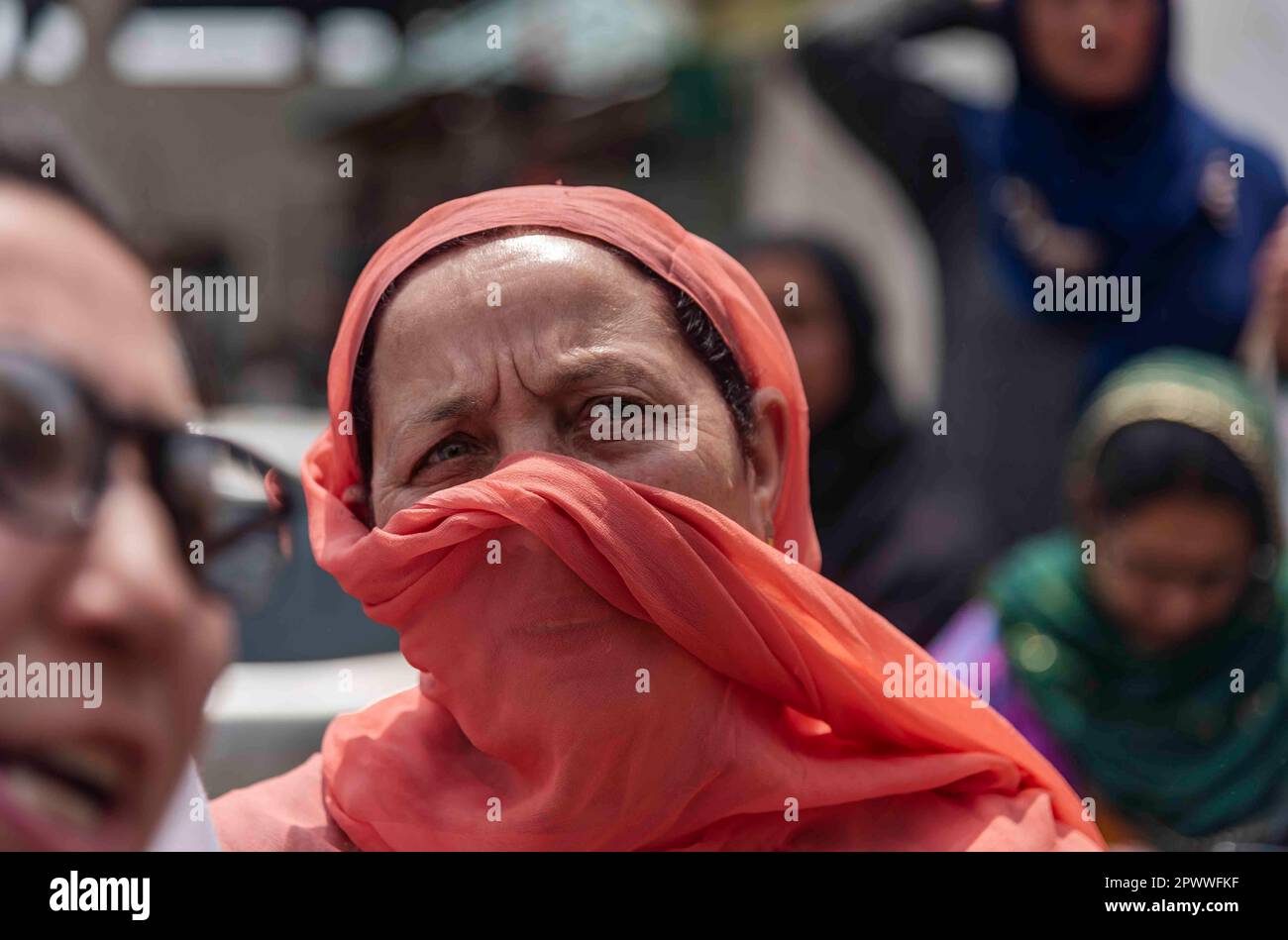 Ein Tagelöhner nimmt an einem Protest Teil, der Mai-Tag ist, der als Internationaler Tag der Arbeit in Srinagar bekannt ist. Der Internationale Tag der Arbeit, auch bekannt als Mai oder Internationaler Arbeitstag, wird jedes Jahr am 01. Mai gefeiert, um den Beitrag der Arbeitnehmer in der Gesellschaft zu würdigen. Die Wurzeln dieses Tages sind auf den Haymarket-Aufstand von 1886 zurückzuführen, der Gewalt zwischen Polizei und Arbeitern beinhaltete. Viele Länder feiern ihn als Plattform für Arbeitnehmer, um für ihre Rechte zu kämpfen und ihre Arbeitsbedingungen zu verbessern. Die Feier ist auch eine Gelegenheit, den Kampf und die Freizügigkeit der Arbeitnehmer zu würdigen Stockfoto