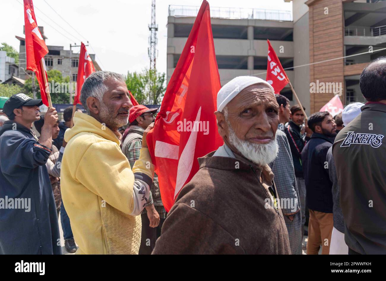 Arbeiter mit Arbeitsvertrag und Tageslohn nehmen an einem Protest Teil, der Mai-Tag ist, der als Internationaler Tag der Arbeit in Srinagar bekannt ist. Der Internationale Tag der Arbeit, auch bekannt als Mai oder Internationaler Arbeitstag, wird jedes Jahr am 01. Mai gefeiert, um den Beitrag der Arbeitnehmer in der Gesellschaft zu würdigen. Die Wurzeln dieses Tages sind auf den Haymarket-Aufstand von 1886 zurückzuführen, der Gewalt zwischen Polizei und Arbeitern beinhaltete. Viele Länder feiern ihn als Plattform für Arbeitnehmer, um für ihre Rechte zu kämpfen und ihre Arbeitsbedingungen zu verbessern. Die Feier ist auch eine Gelegenheit, den Kampf und die Motivation zu ehren Stockfoto