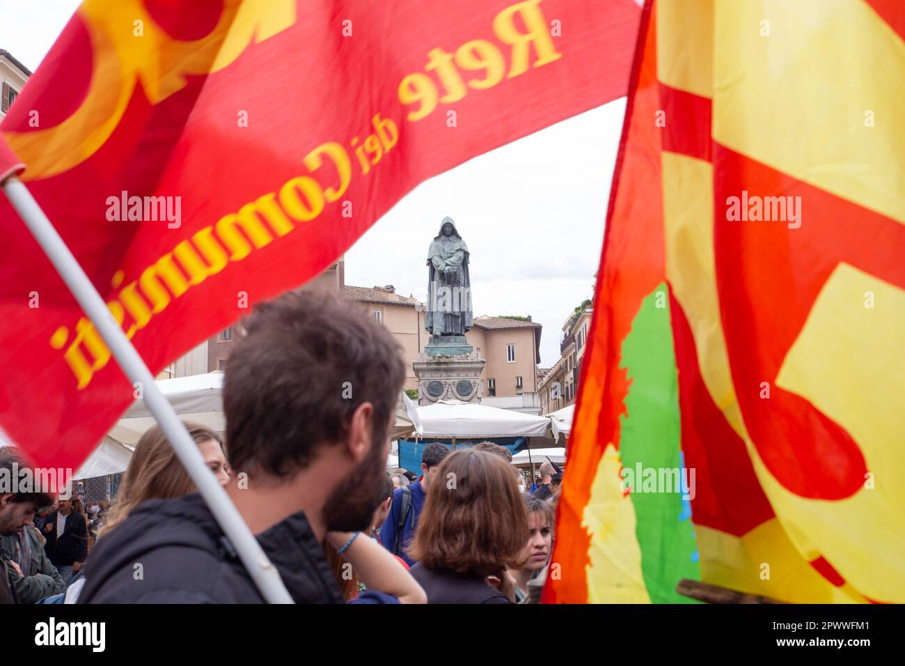 Rom, Italien. 1. Mai 2023. Aktivisten mit Flaggen auf der Piazza Campo de' Fiori in Rom zum Labor Day (Kreditbild: © Matteo Nardone/Pacific Press via ZUMA Press Wire) NUR REDAKTIONELLE VERWENDUNG! Nicht für den kommerziellen GEBRAUCH! Kredit: ZUMA Press, Inc./Alamy Live News Stockfoto