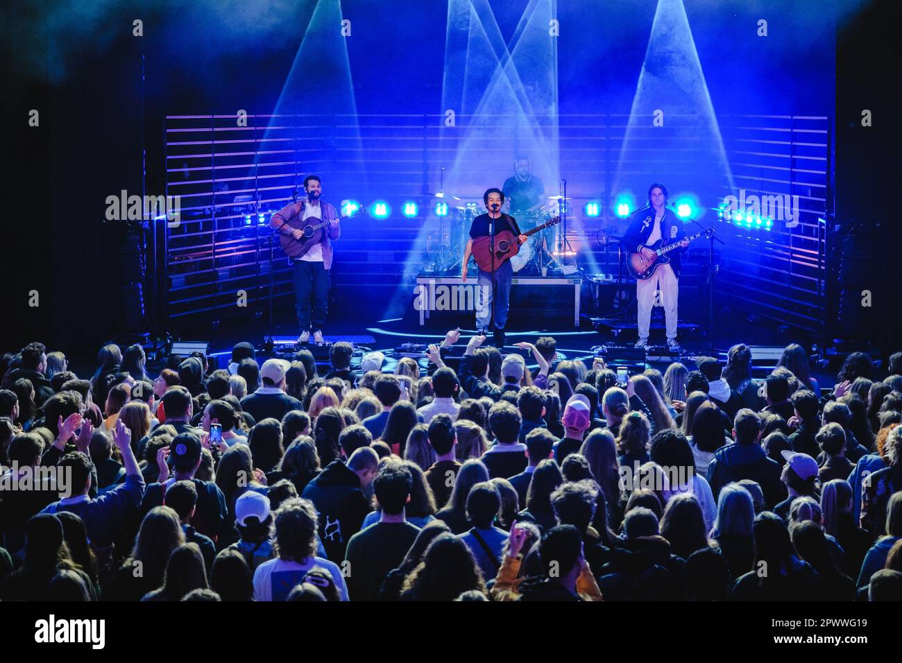 Bern, Schweiz. 30., 2023. April. Die deutsche Indie-Folk-Band Milky Chance führt im Rahmen der BYE BYE Festhalle in Bern ein Live-Konzert auf der Berner Expo auf. (Foto: Gonzales Photo - Tilman Jentzsch). Stockfoto