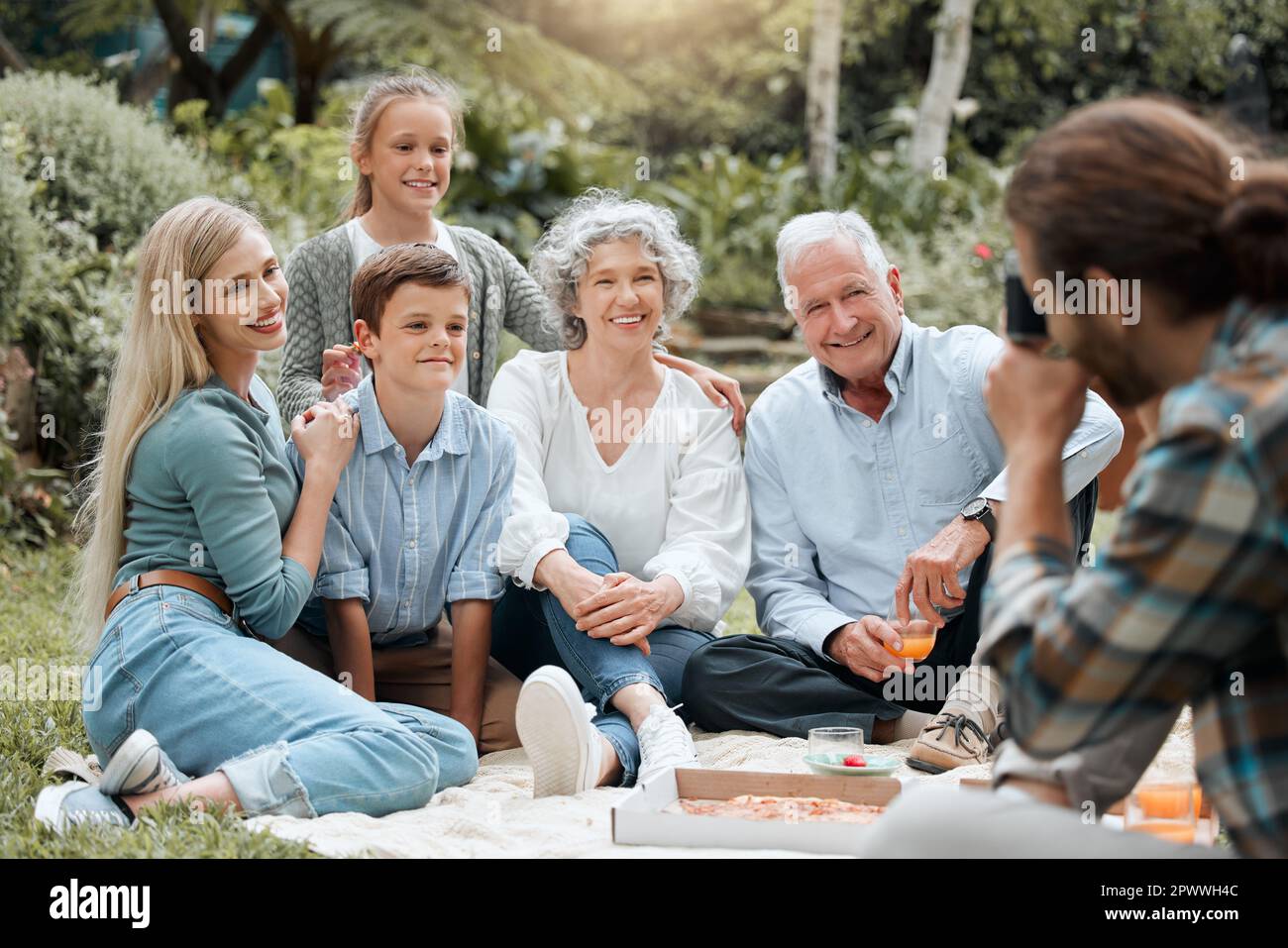 Ich zähle bis drei. Eine Familie mehrerer Generationen, die Zeit zusammen im Freien verbringt Stockfoto