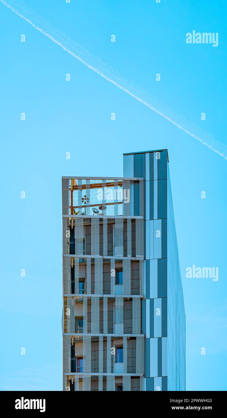 Fassade und Struktur eines modernen, avantgardistischen und minimalistischen Gebäudes mit großen rechteckigen blauen Kristallen und einer Terrasse auf dem Dachboden mit einem Stockfoto