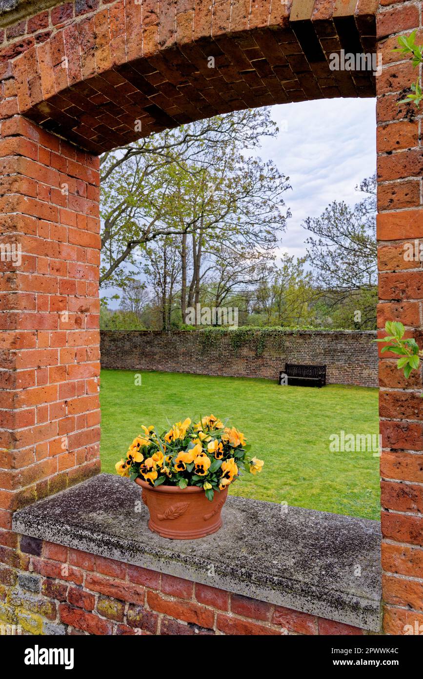 Gartendekoration - wunderschöner englischer Garten im Frühling Stockfoto