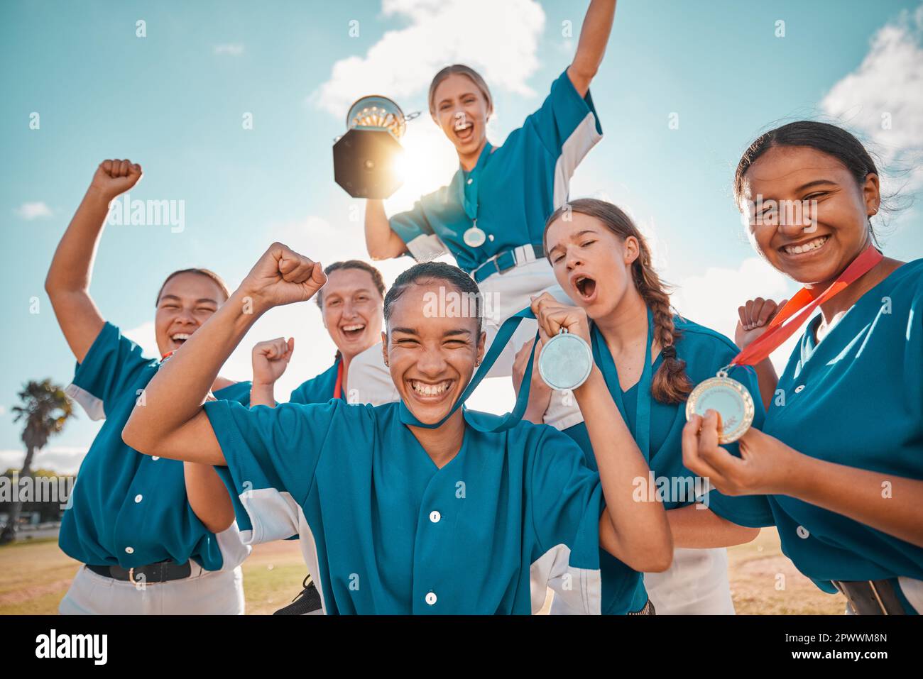 Frauen, Gewinner und Baseballteam, die nach einem erfolgreichen Spiel zusammen eine Trophäen-Auszeichnung erhalten haben. Lächeln, Teamwork und glückliche Mädchen auf dem Feld in Celle Stockfoto