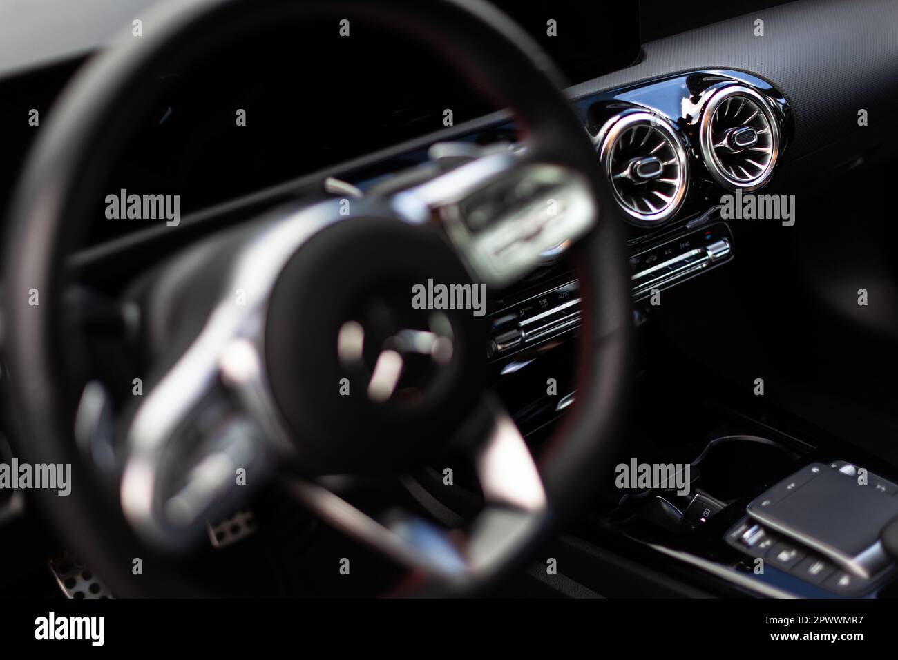 Luxuriöses, modernes Auto-Interieur. Details des sportlichen, modernen Fahrzeuginnenraums. Stockfoto