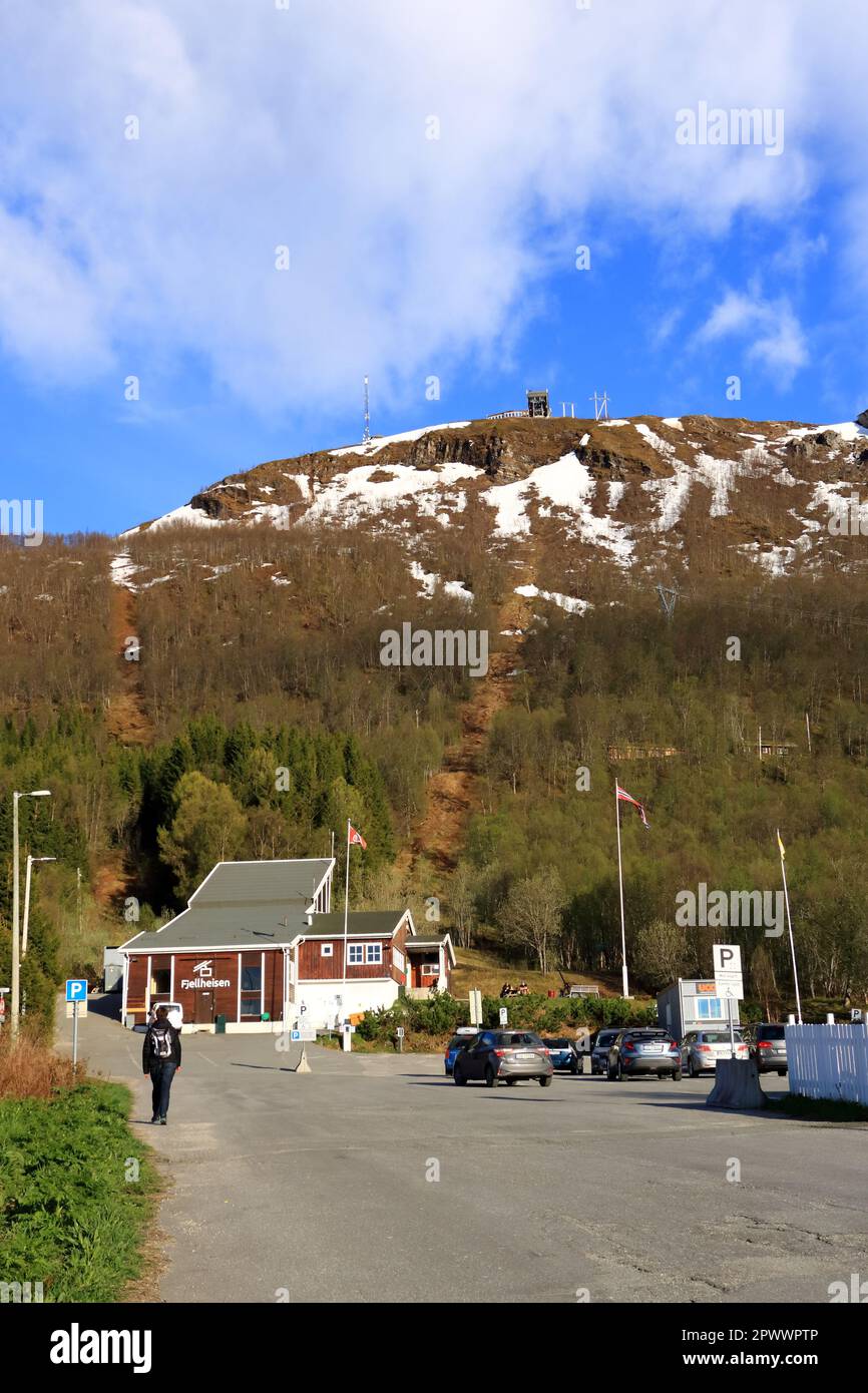 Mai 28 2022 - Tromso in Norwegen: Die Kabinen der Seilbahn fahren auf und ab Stockfoto