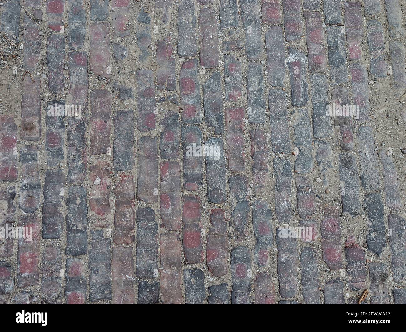 Rote Ziegelstraße mit Sandmörtel Hintergrundstruktur – Füge Text für deine Designs hinzu Stockfoto