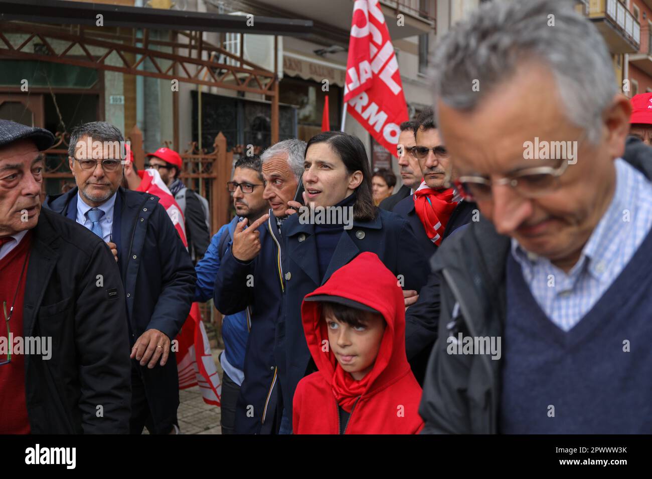 1. Mai 2023, Piana degli Albanesi, Palermo, Italien: Elly Schlein, Nationale Sekretärin der Demokratischen Partei (PD) nimmt an einem marsch zum Jahrestag des Massakers an Portella della Ginestra am Labor Day Teil, wo die CGIL einen marsch von Piana degli Albanesi organisiert hat. (Kreditbild: © Antonio Melita/Pacific Press via ZUMA Press Wire) NUR ZUR REDAKTIONELLEN VERWENDUNG! Nicht für den kommerziellen GEBRAUCH! Stockfoto